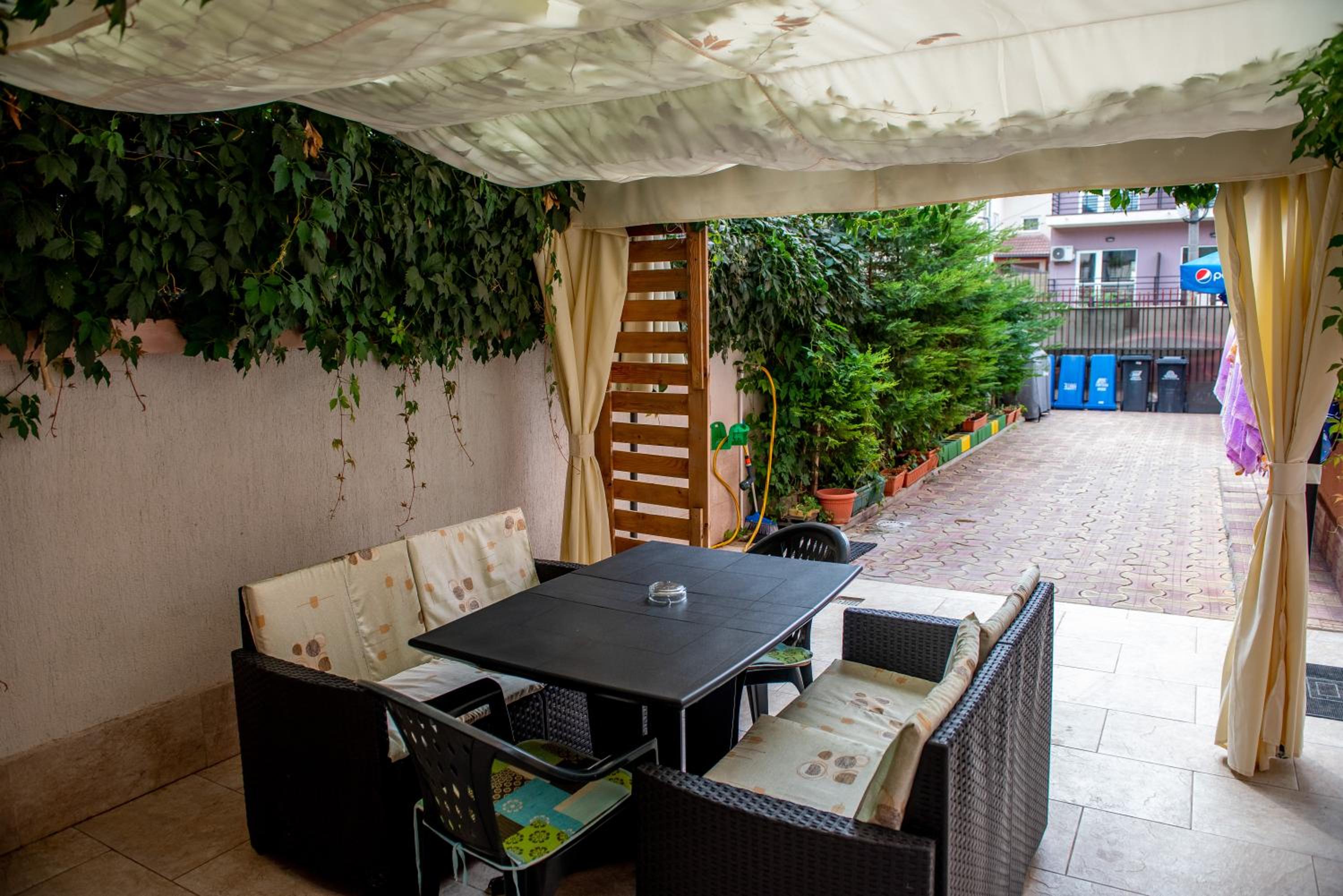 Double Room with Garden View - Photo 3