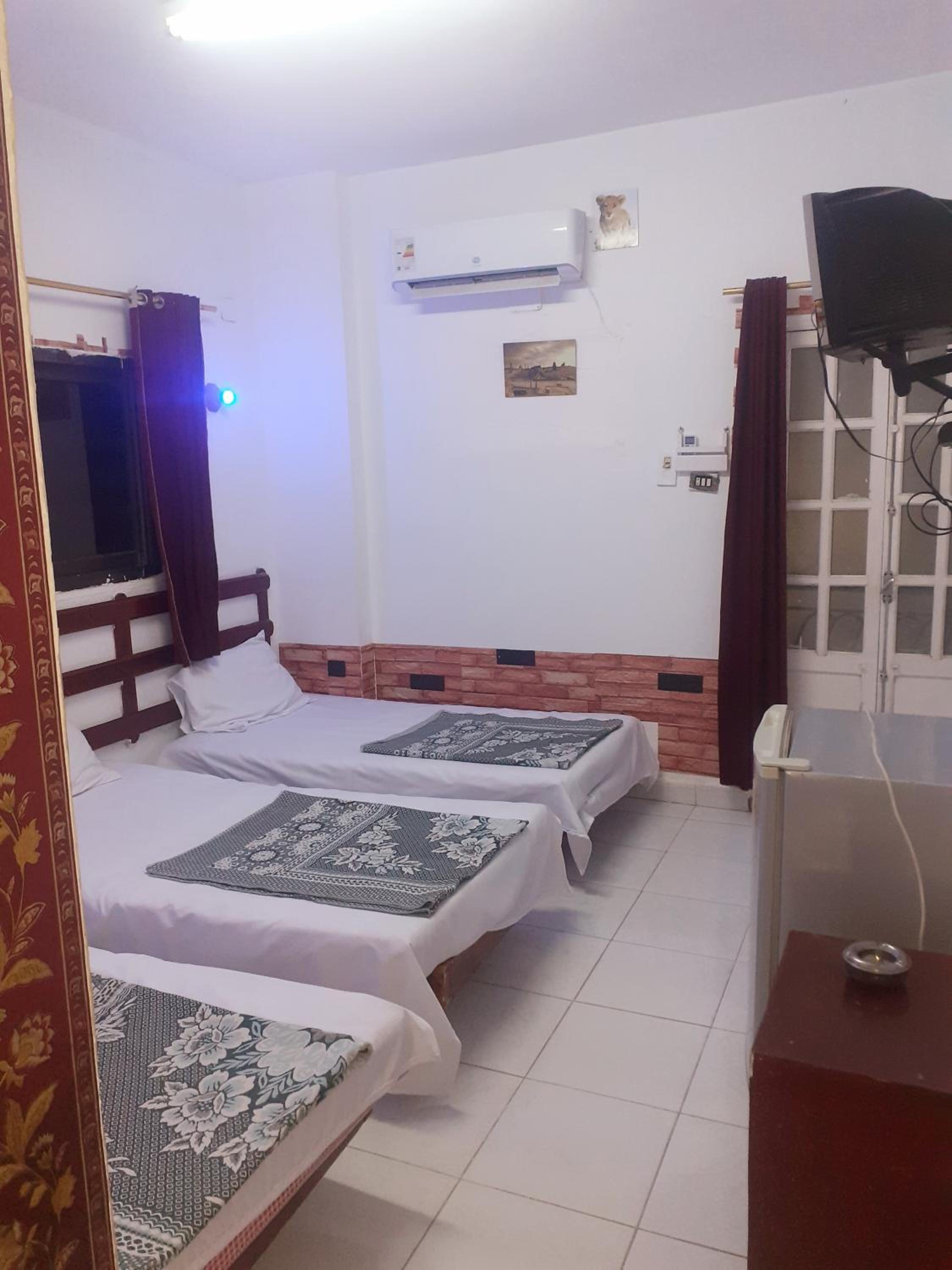 Triple Room with Private Bathroom - Photo 12