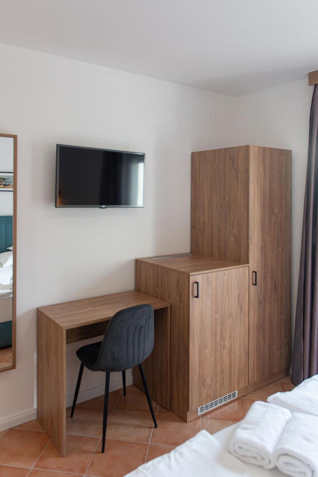 Double Room with Balcony - Photo 17