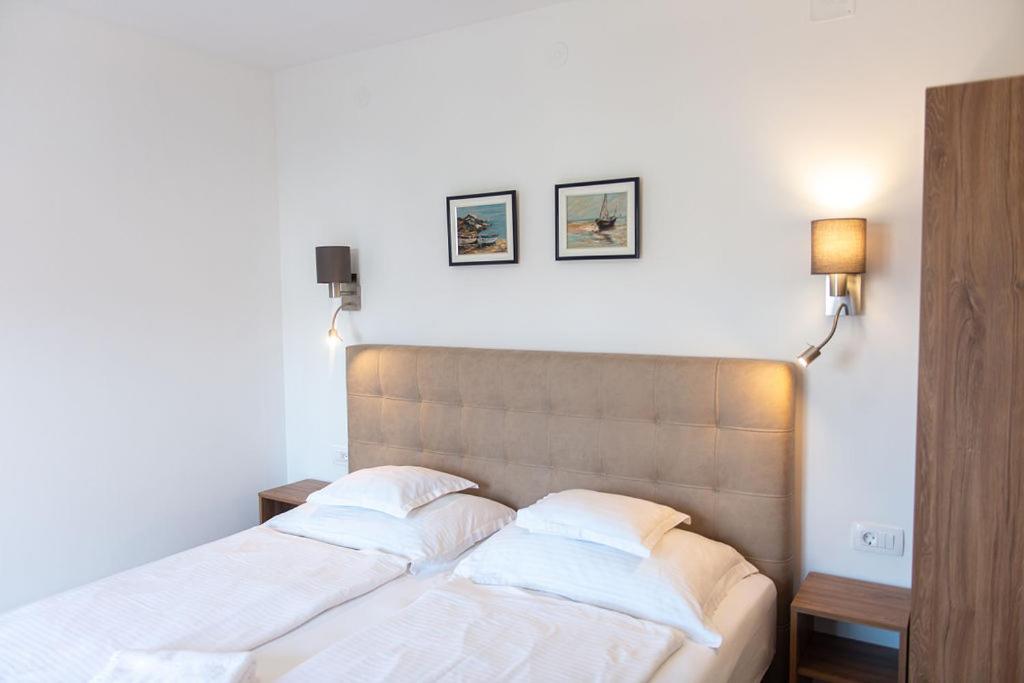 Double Room with Balcony - Photo 11
