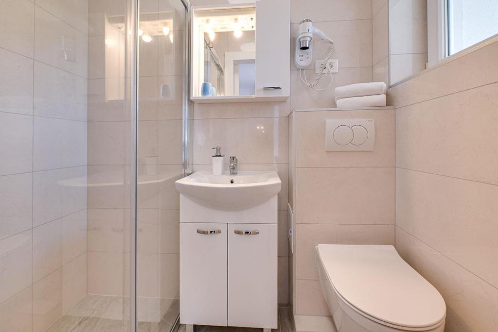 Double Room with Balcony - Photo 12