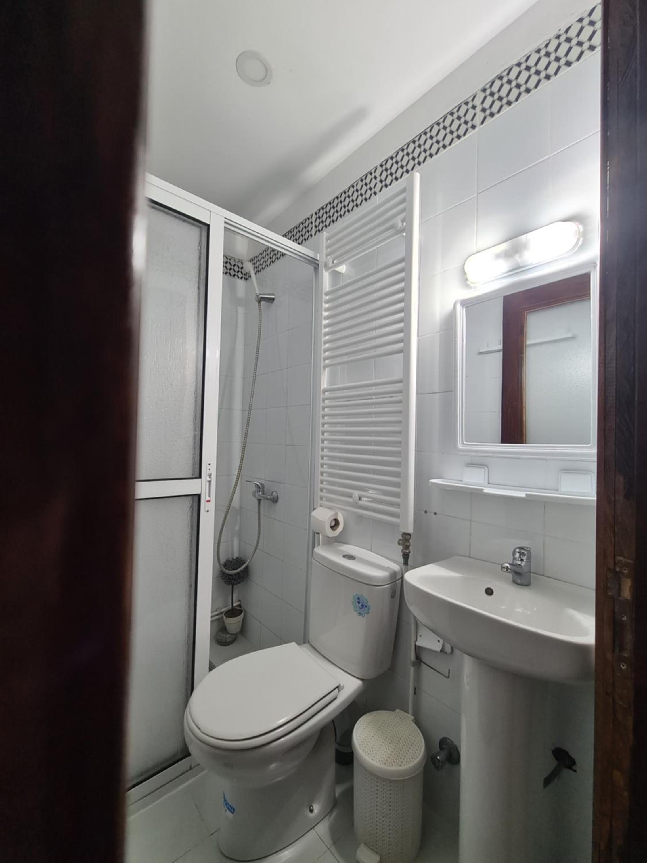 Budget Double Room - Photo 8