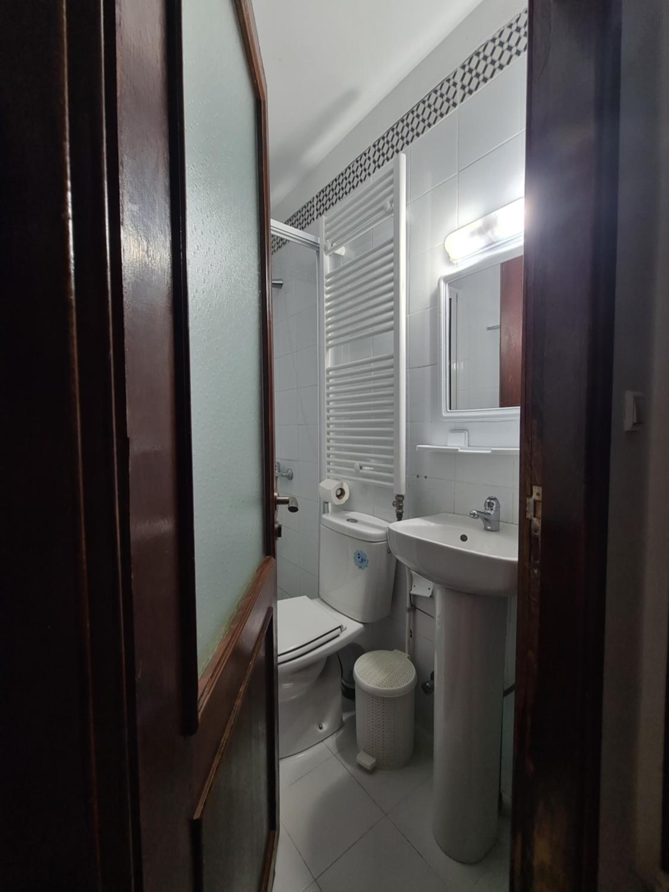 Budget Double Room - Photo 11