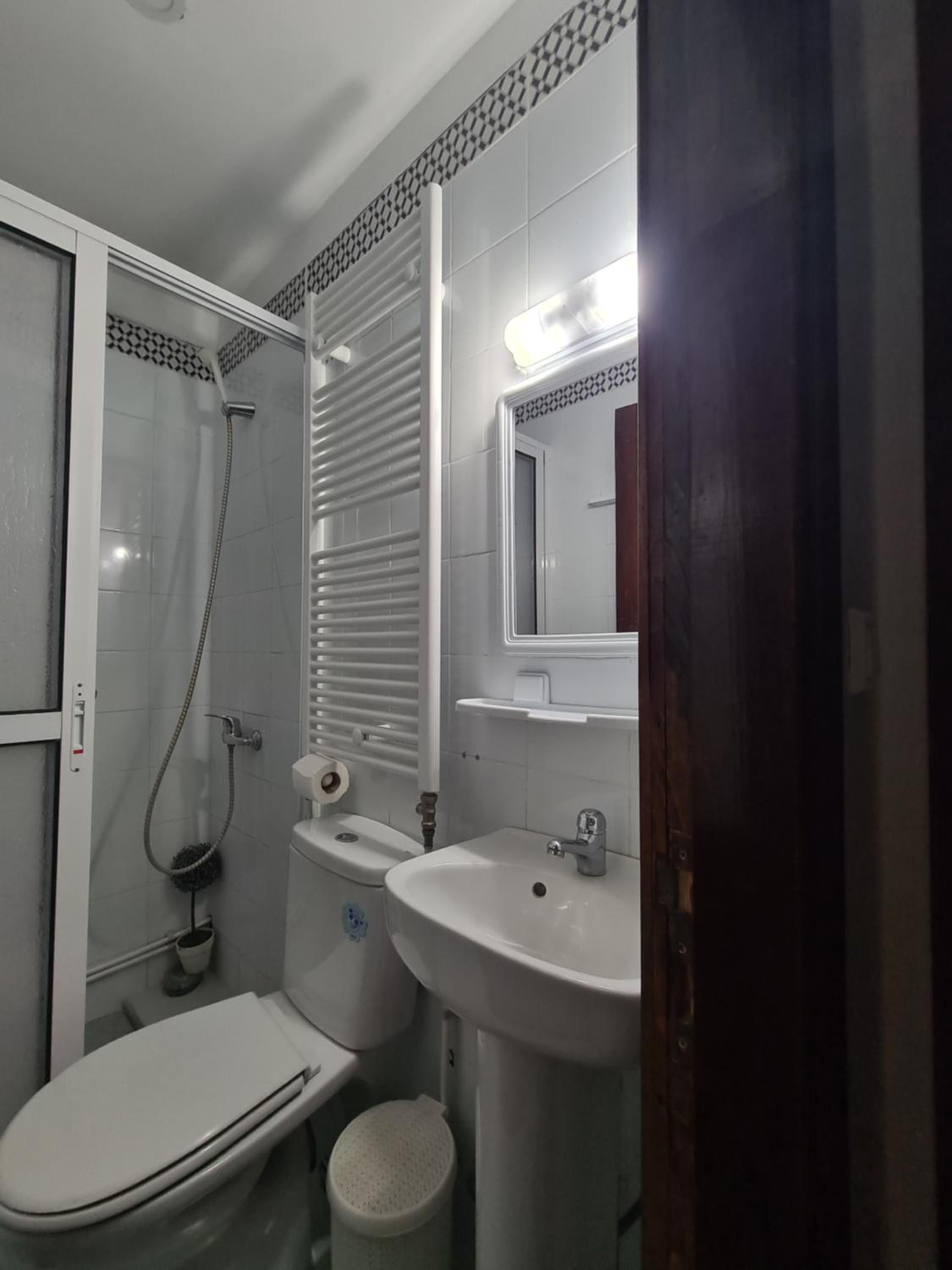 Budget Double Room - Photo 13