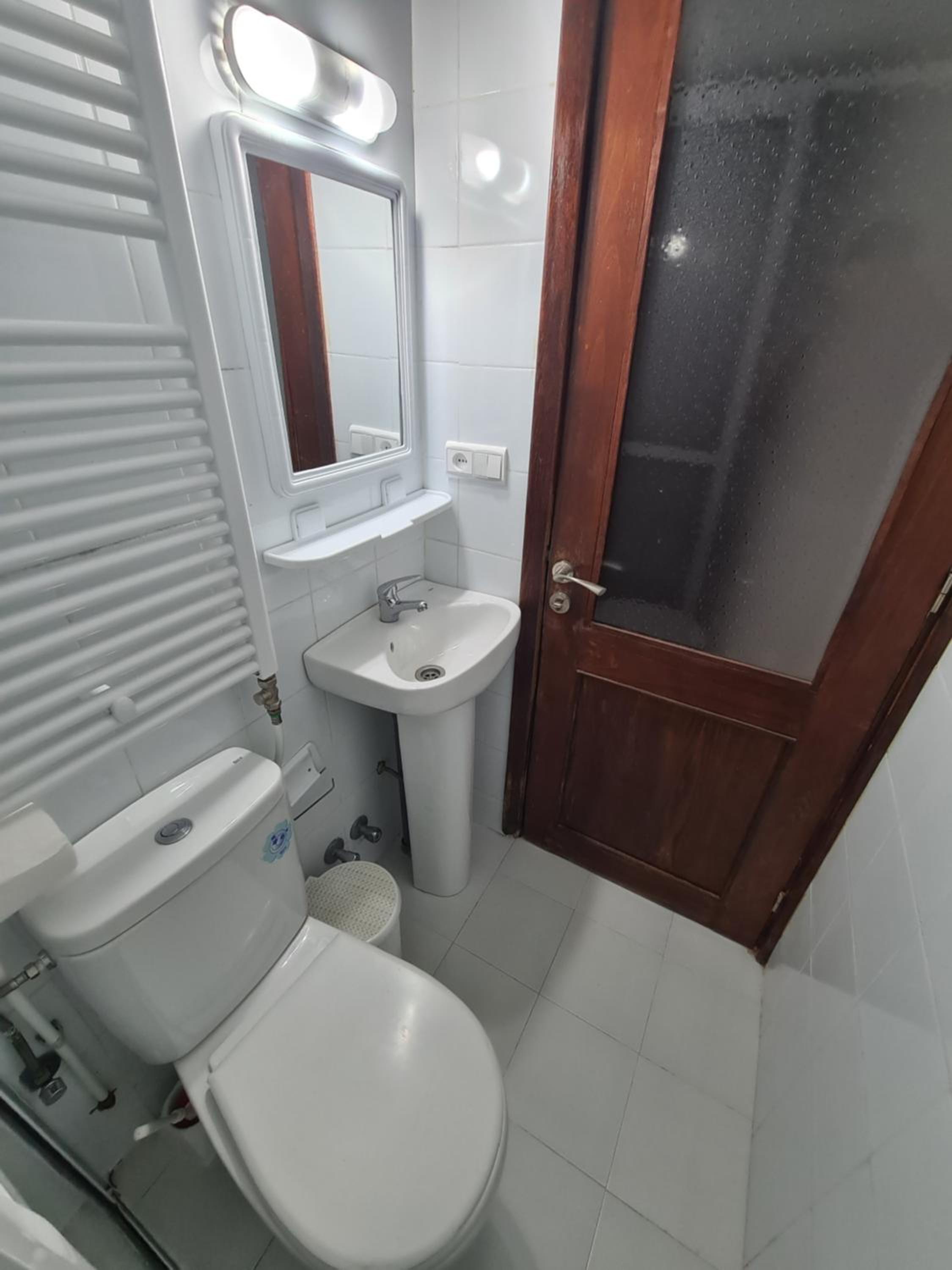 Budget Double Room - Photo 12