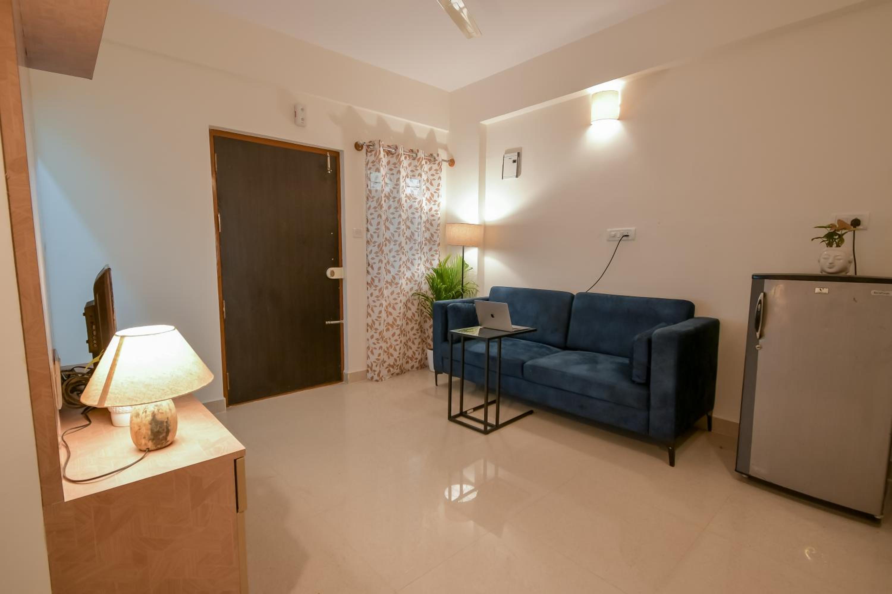 Deluxe One-Bedroom Apartment - Photo 13