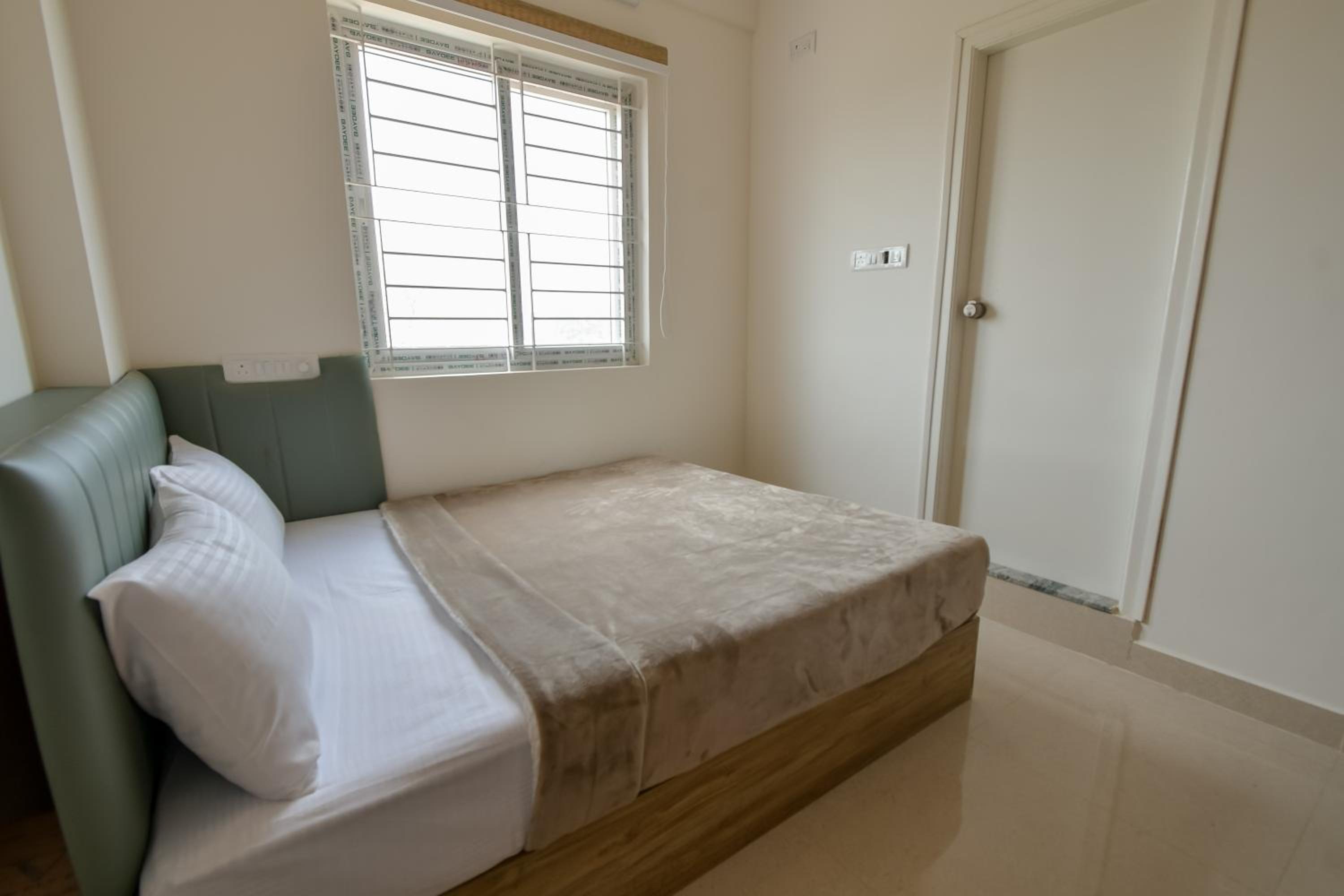 Deluxe One-Bedroom Apartment - Photo 3
