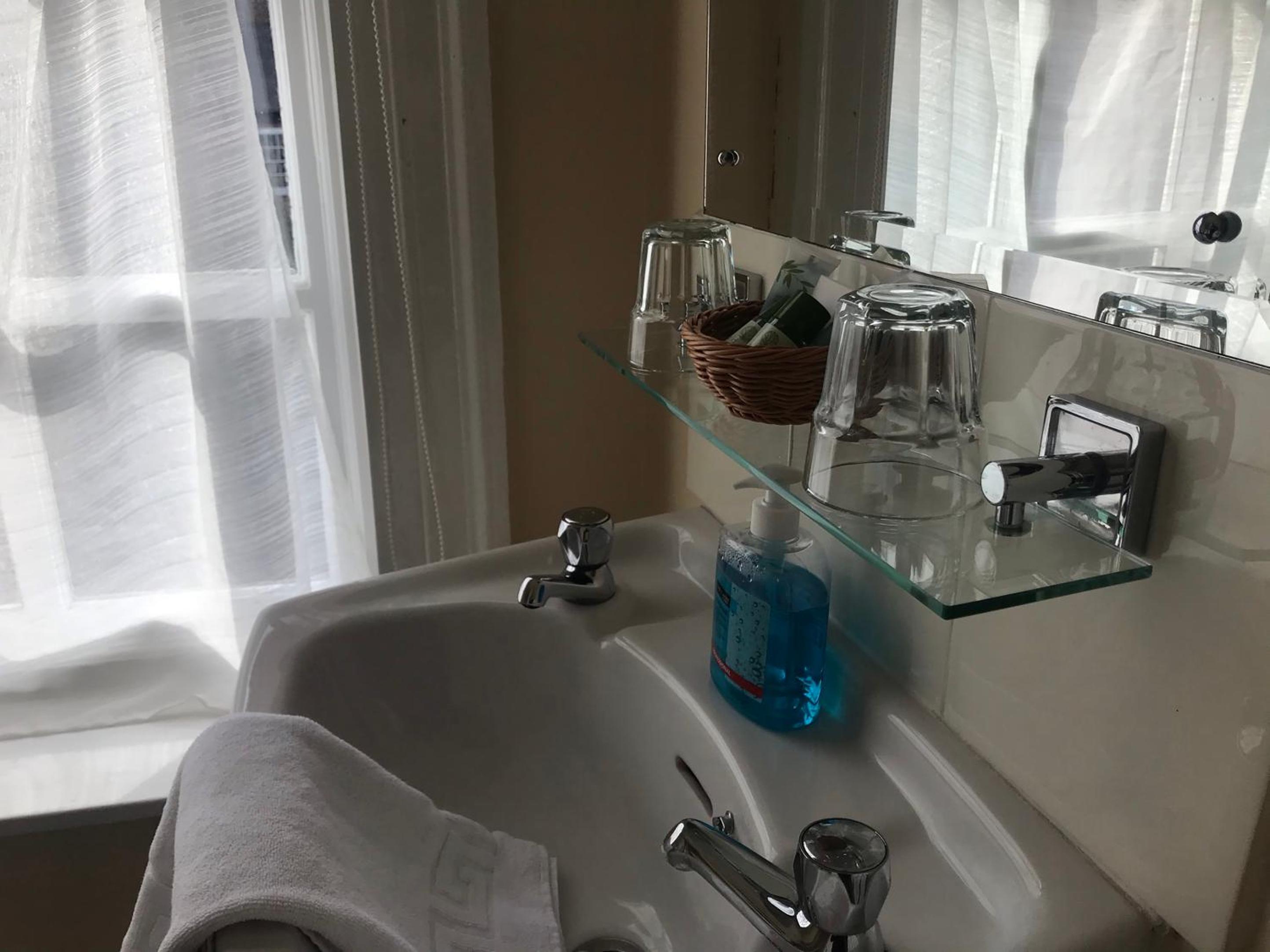Double Room - Photo 6