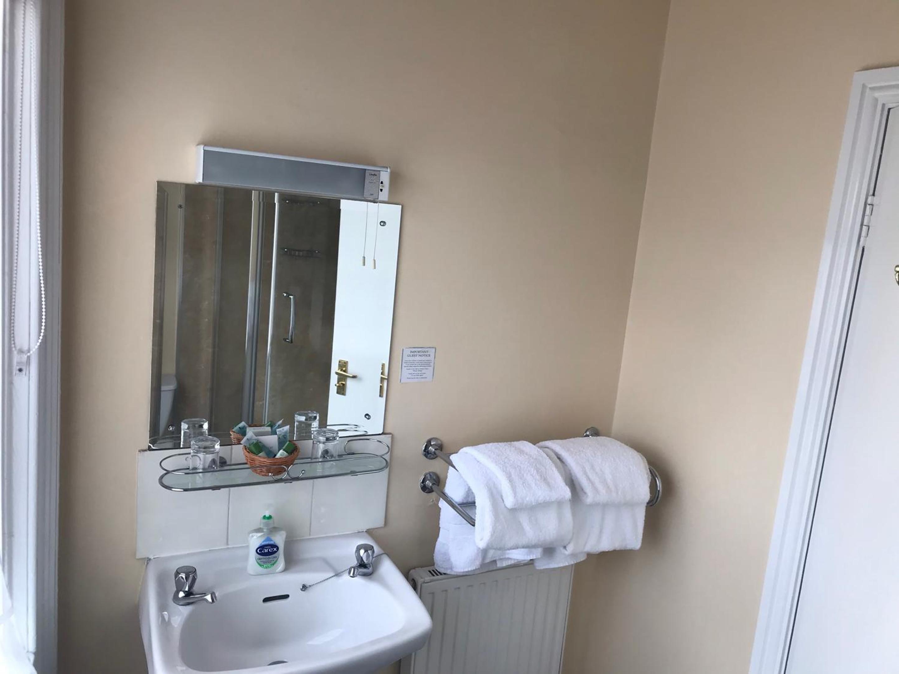 Twin Room - Photo 2