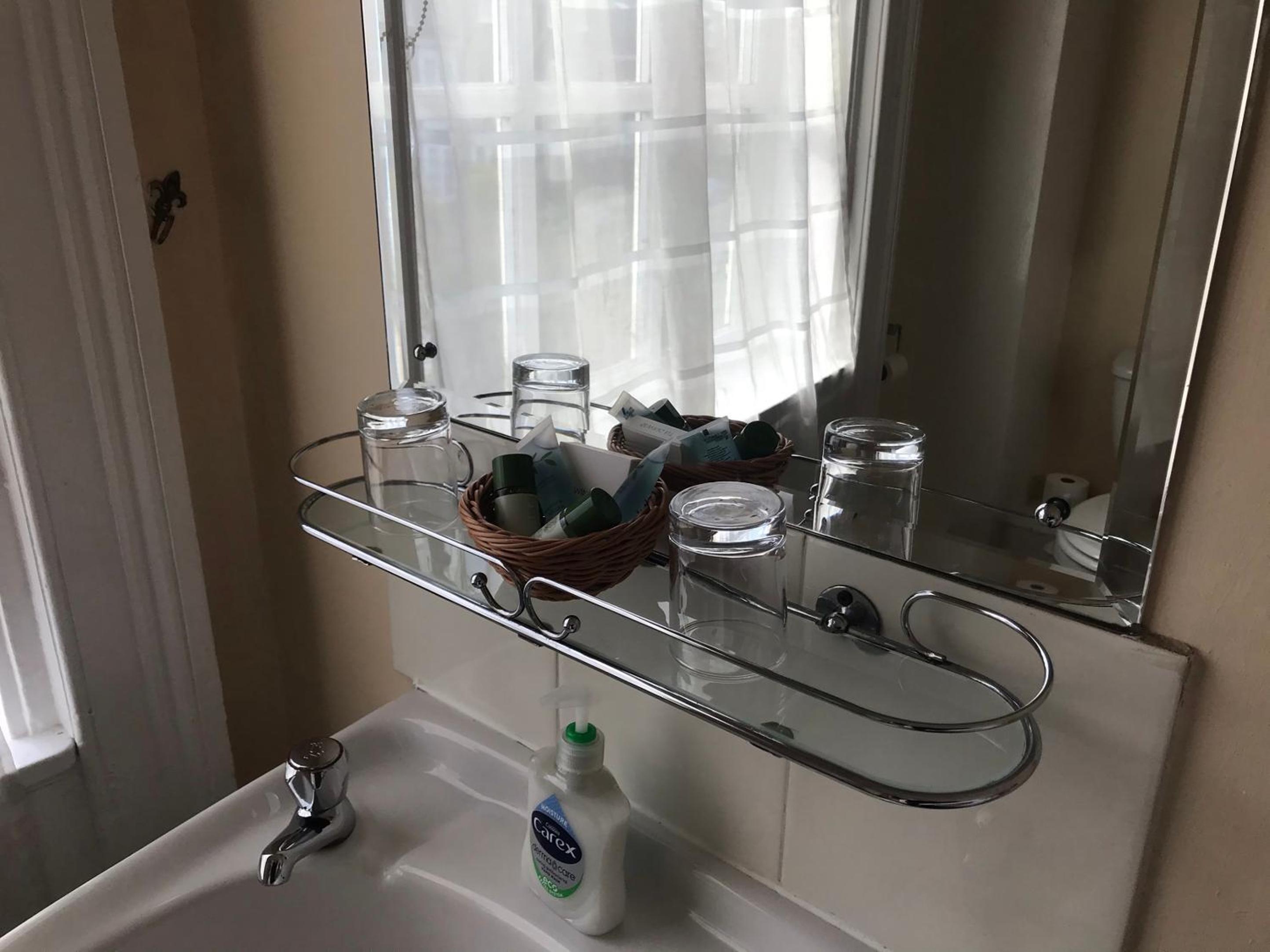 Twin Room - Photo 10