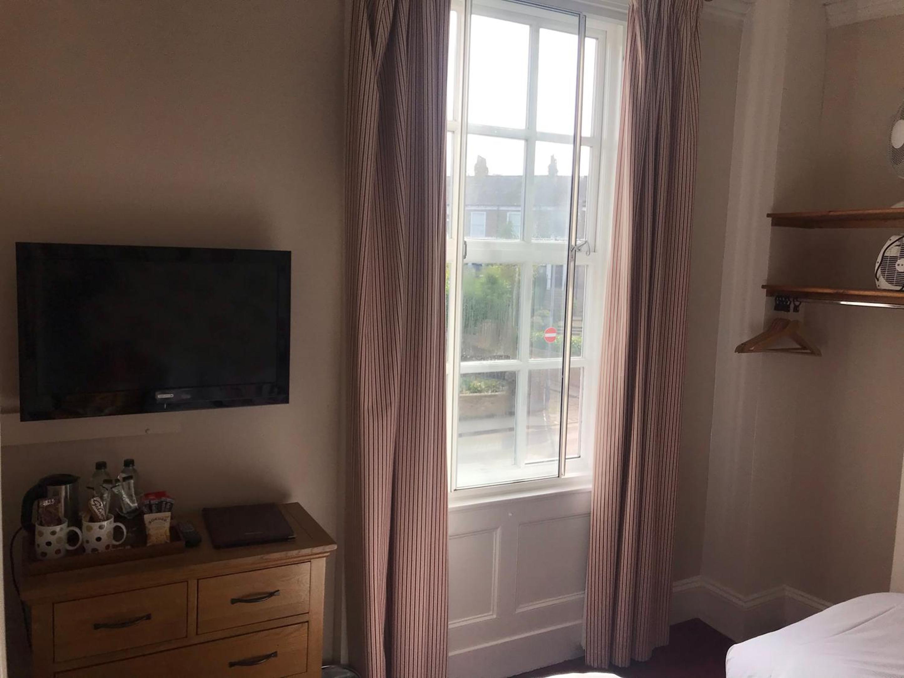 Twin Room - Photo 6