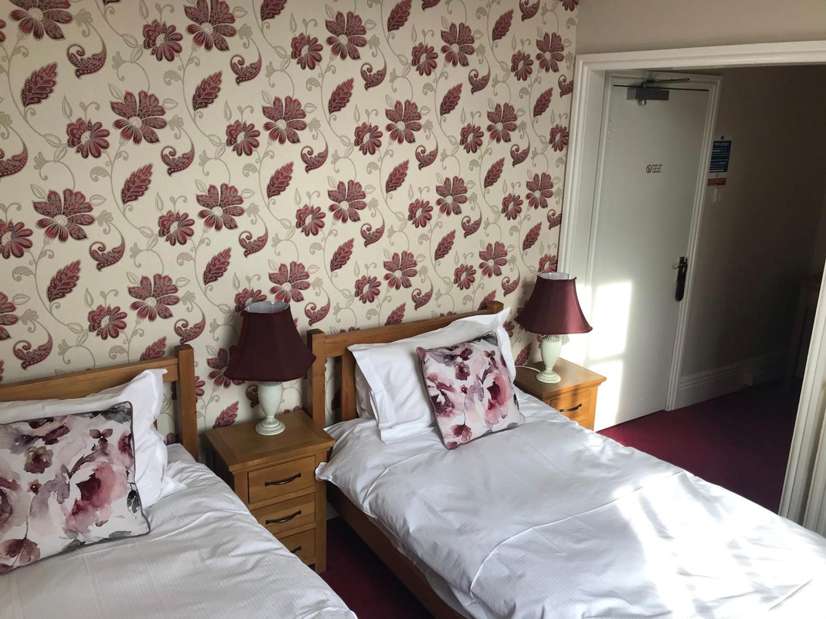 Twin Room - Photo 8