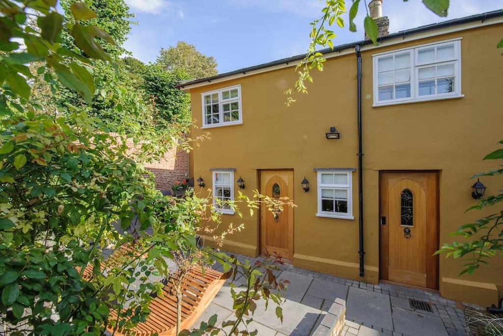 Three-Bedroom House photo 2