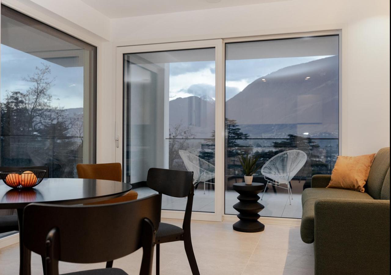 Apartment with Mountain View