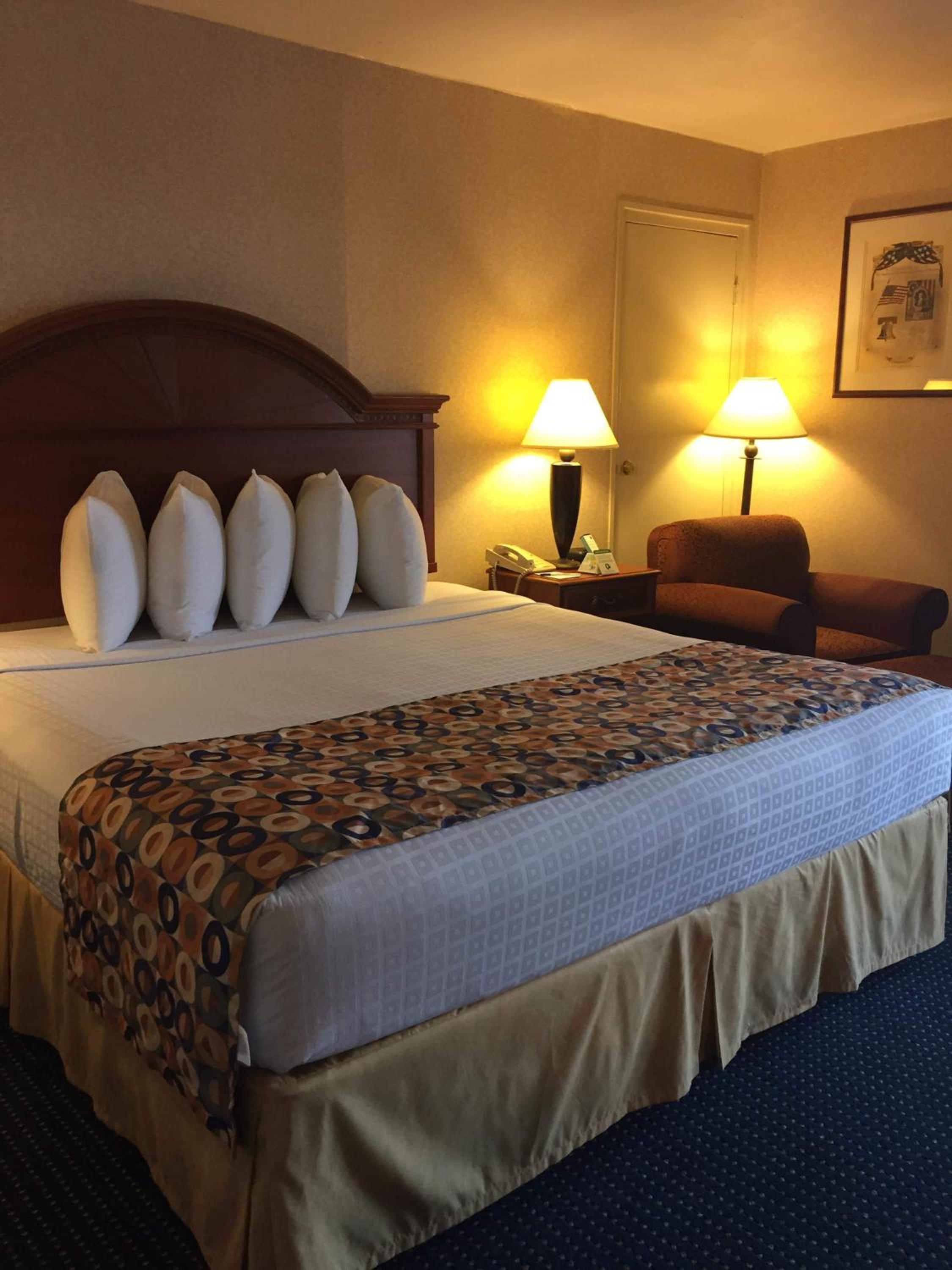 Deluxe King Room - Non-Smoking photo 2