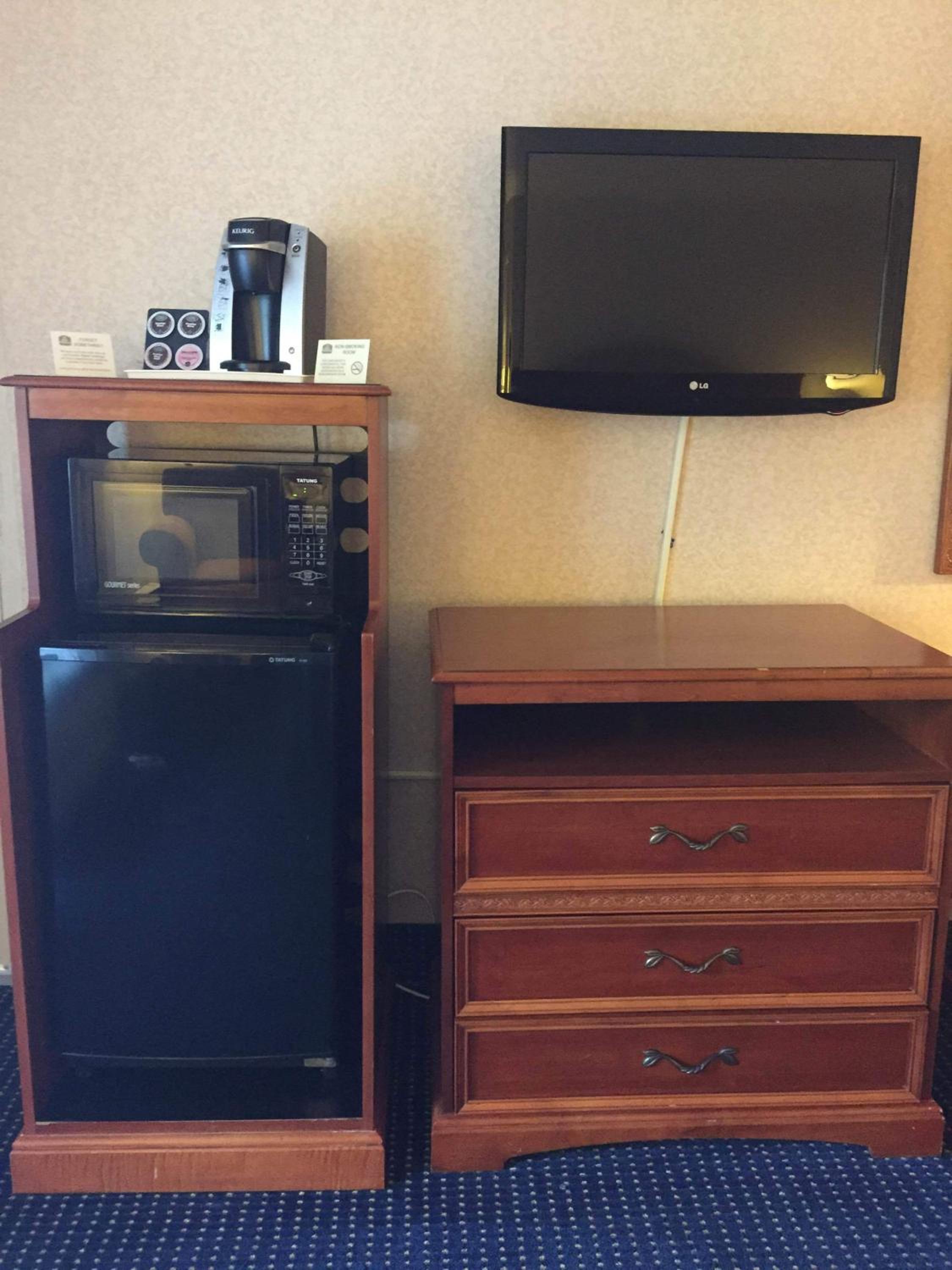 Deluxe Queen Room With Two Queen Beds - Non-Smoking photo 3