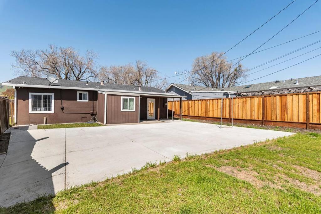 Three-Bedroom House photo 3