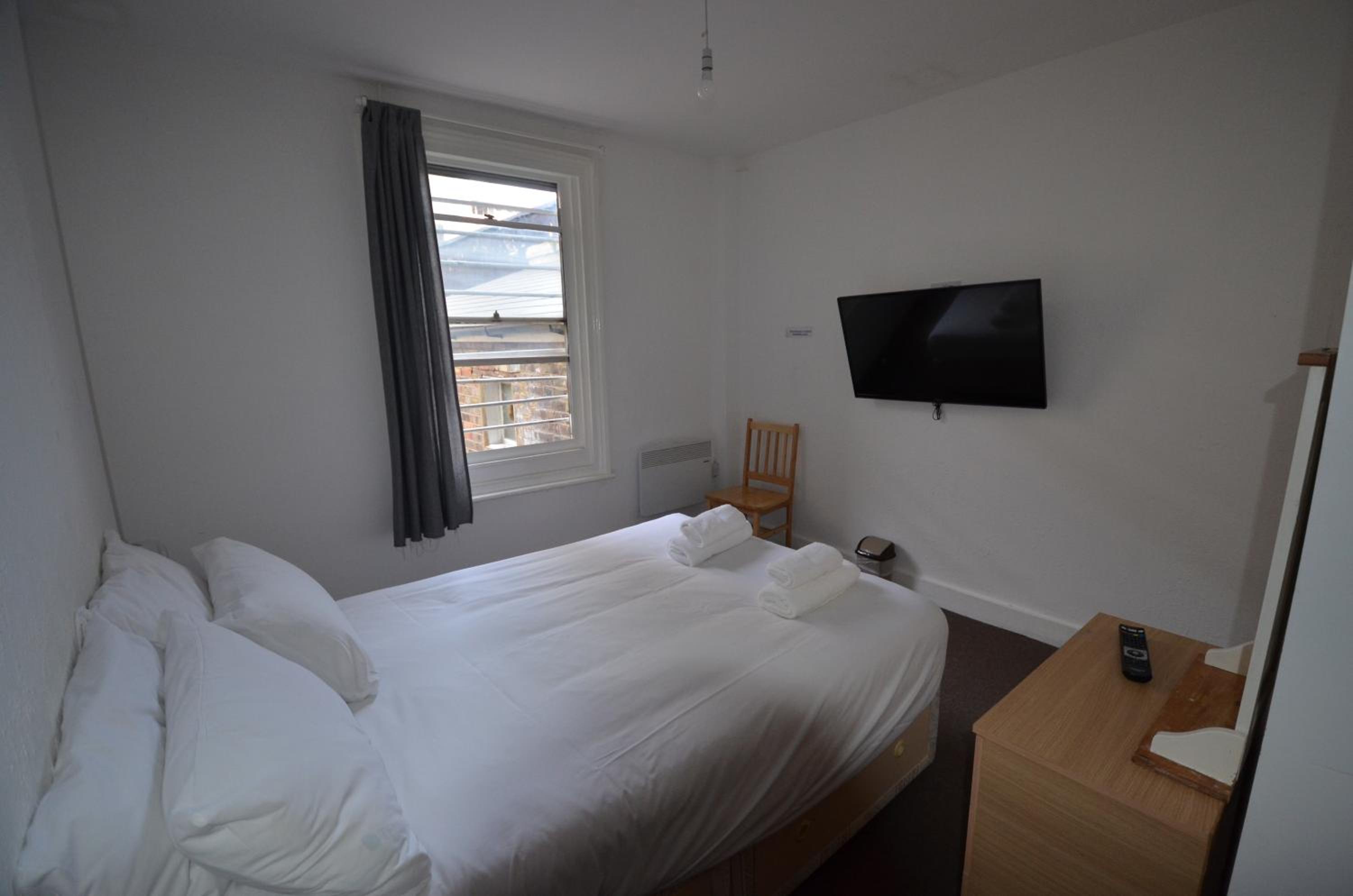 Deluxe Double Room With Private Shower And Shared Toilet photo 3