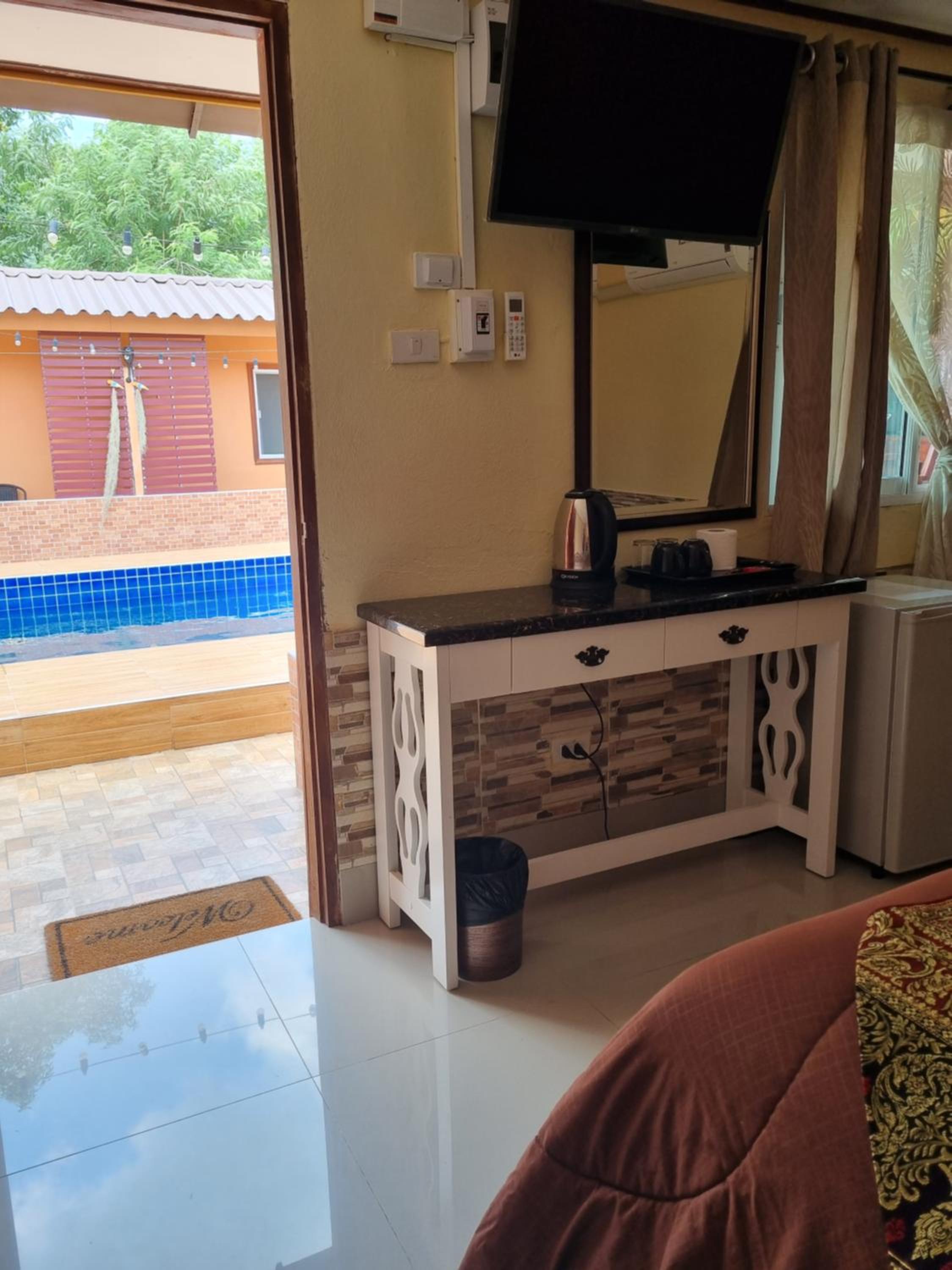 Queen Room With Pool View
