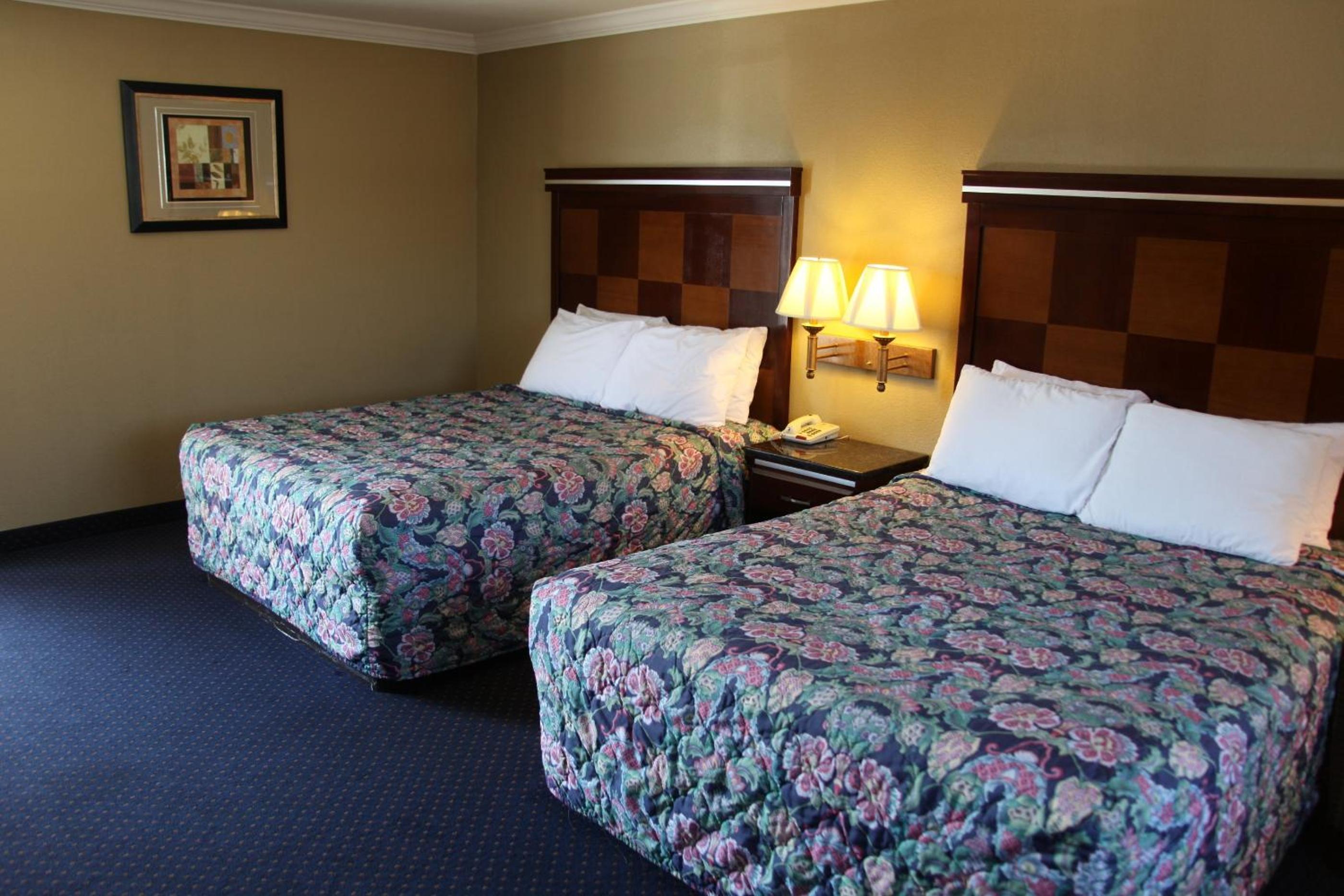 Queen Room with Two Queen Beds - Photo 4