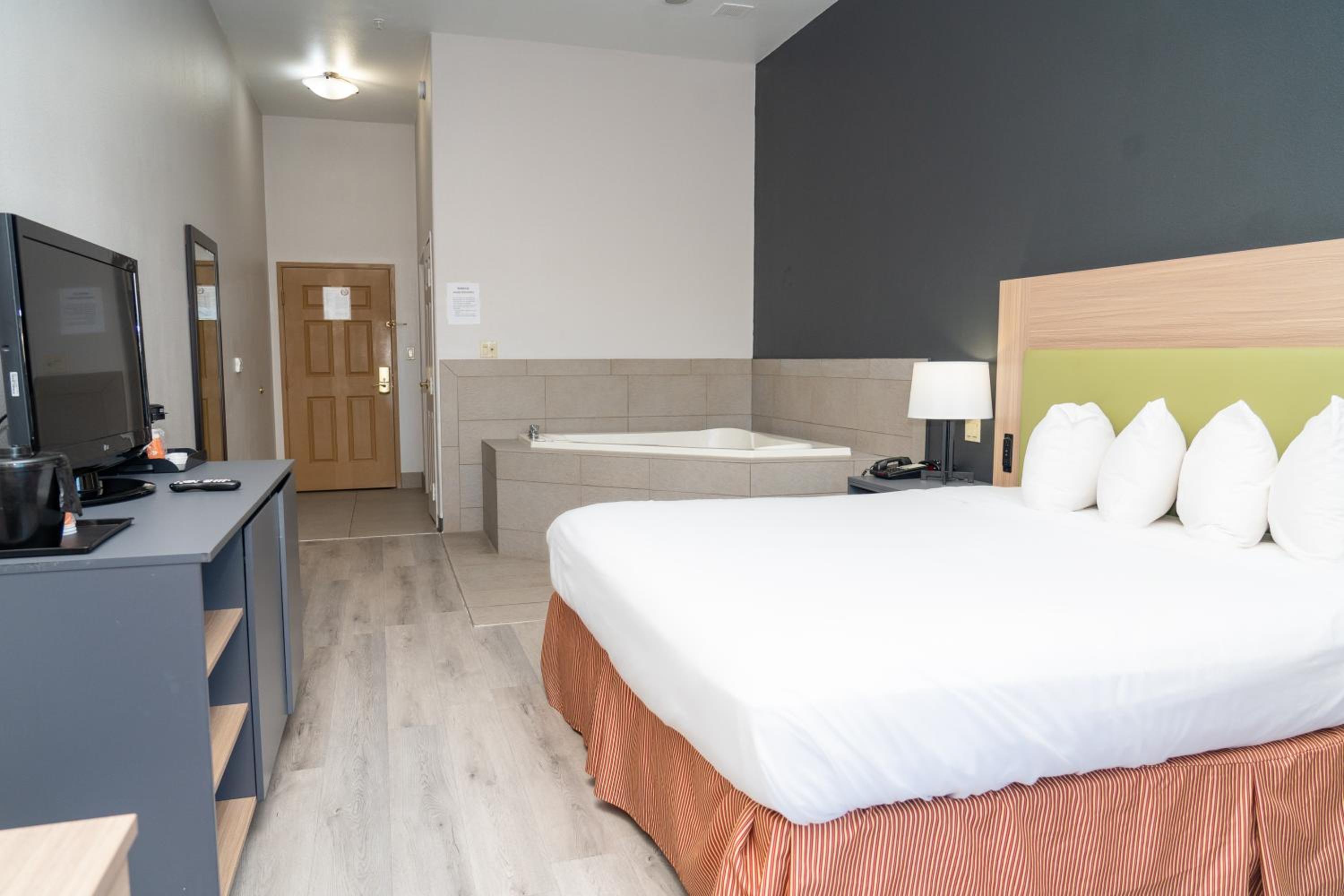 King Suite with Whirlpool - Non-smoking - Photo 1