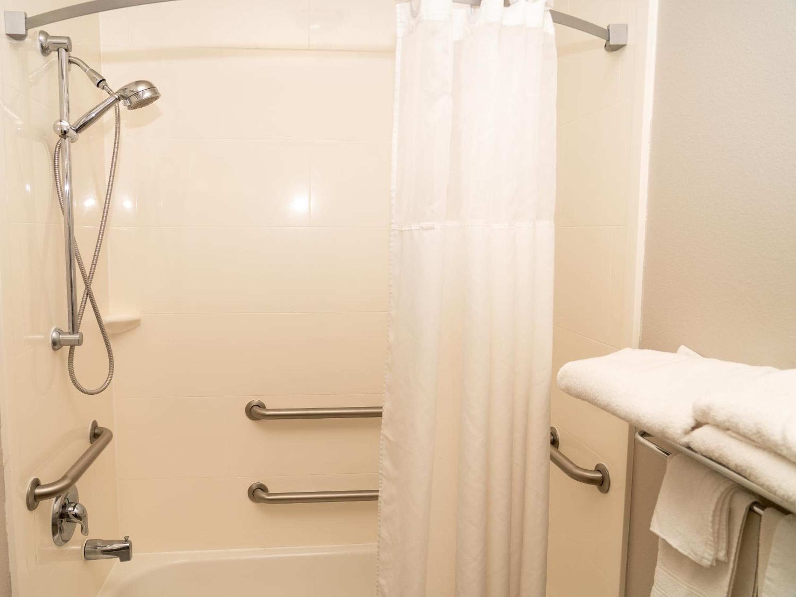 Queen Room with Two Queen Beds - Disability Access - Photo 5