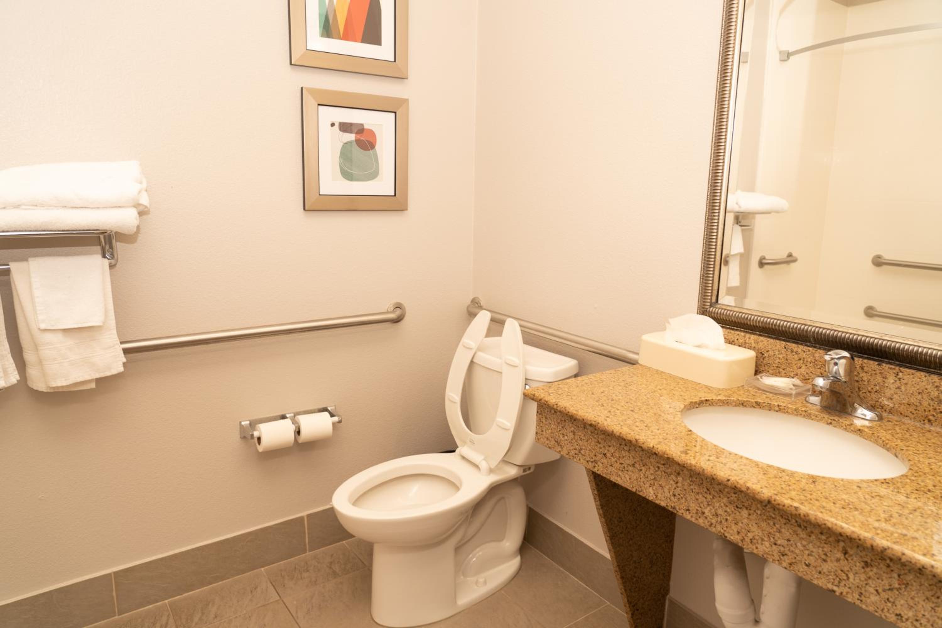 Queen Room with Two Queen Beds - Disability Access - Photo 4