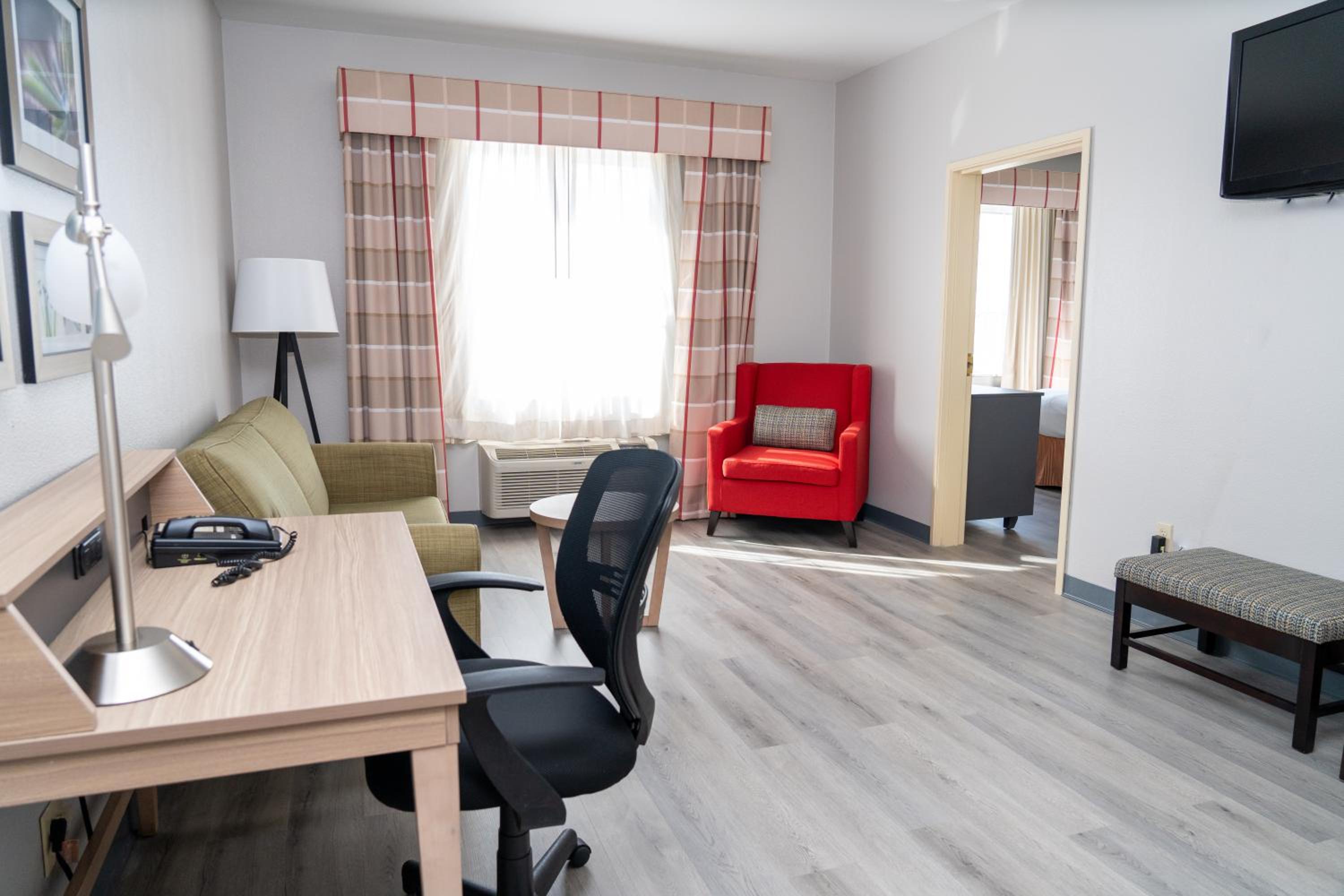 King Suite with Living Room - Non Smoking - Photo 1