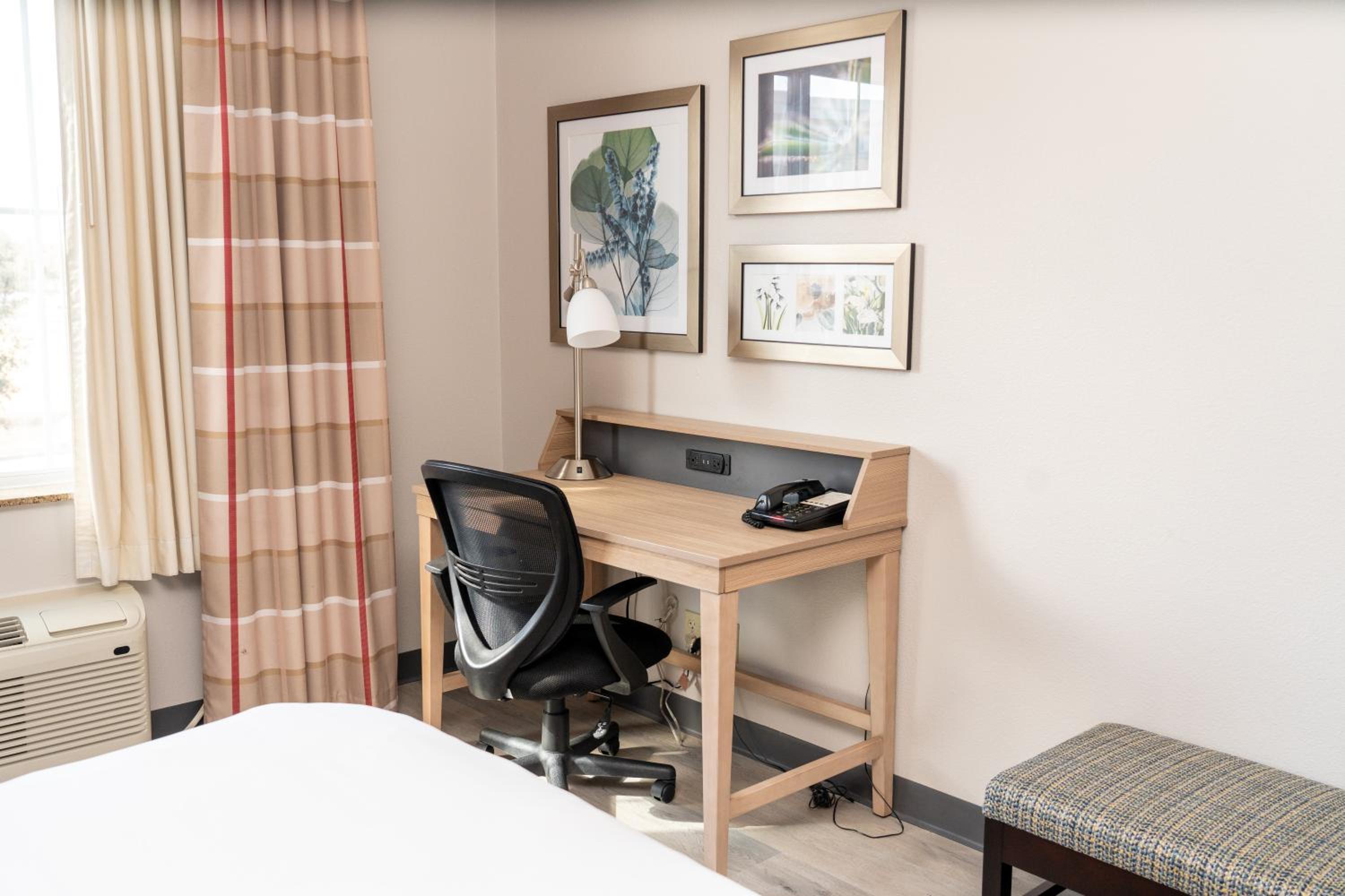 King Suite with Living Room - Non Smoking - Photo 4