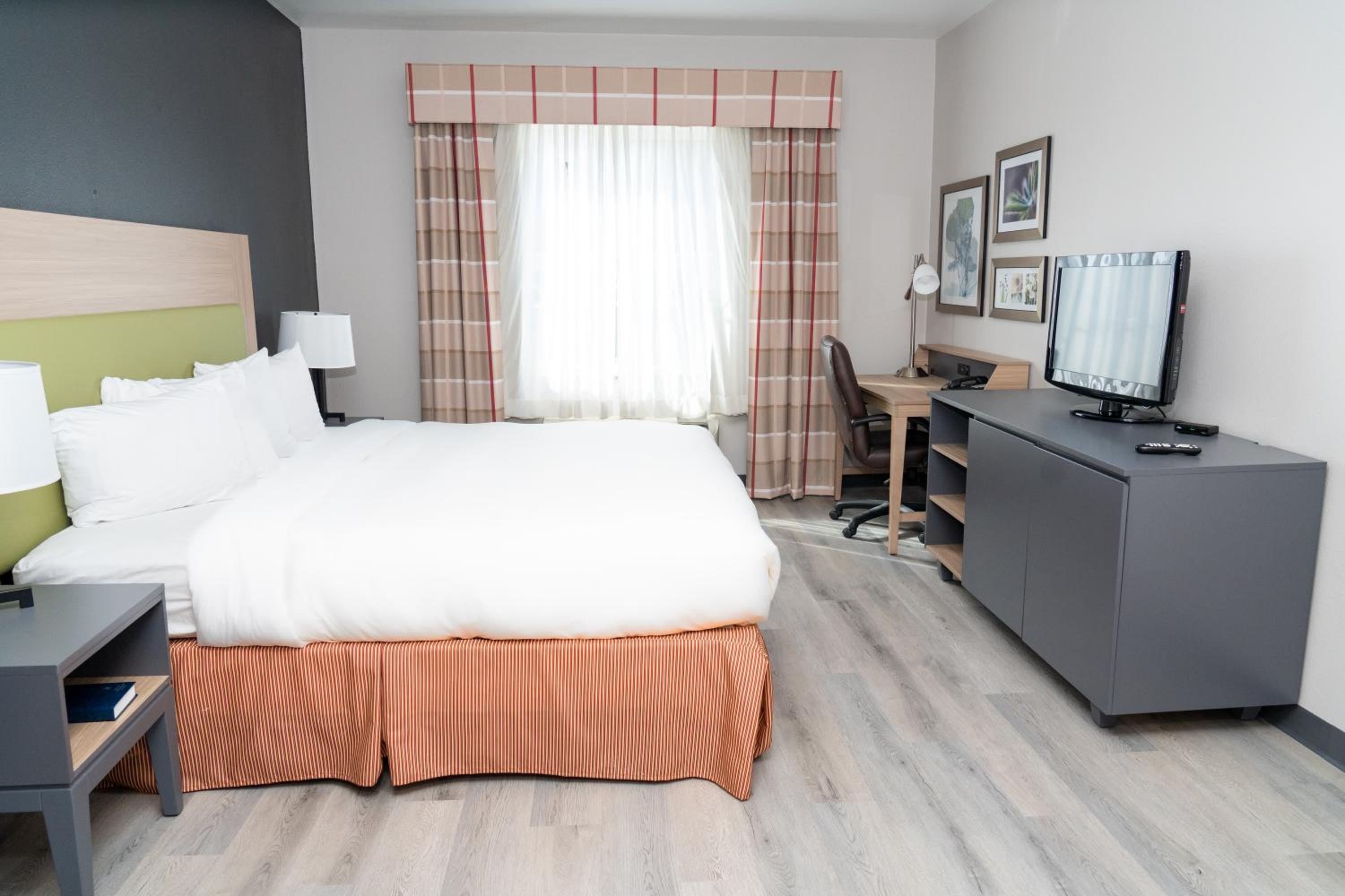 King Suite with Roll-In Shower - Disability Access/Non Smoking - Photo 1