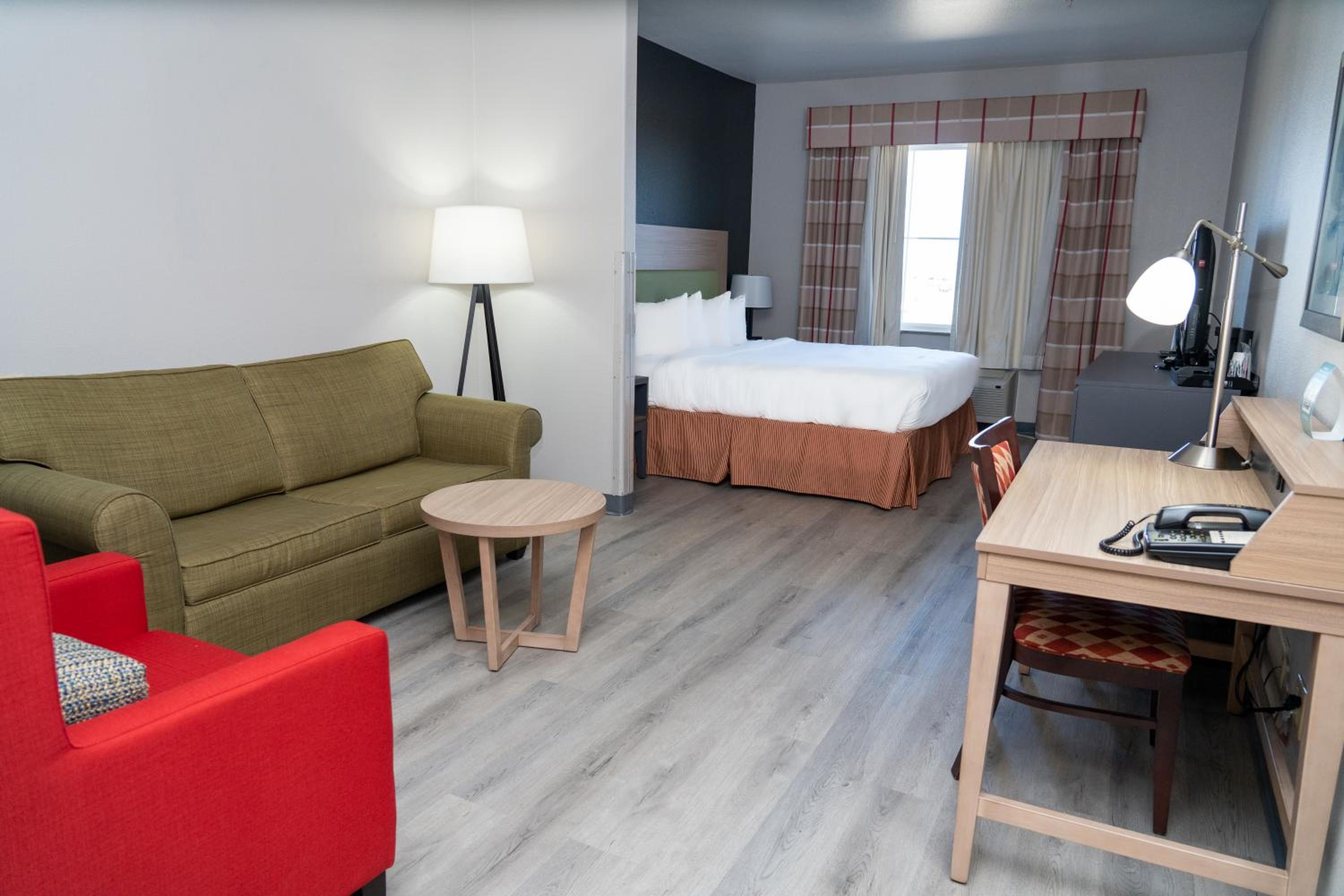 King Suite with Roll-In Shower - Disability Access/Non Smoking - Photo 2
