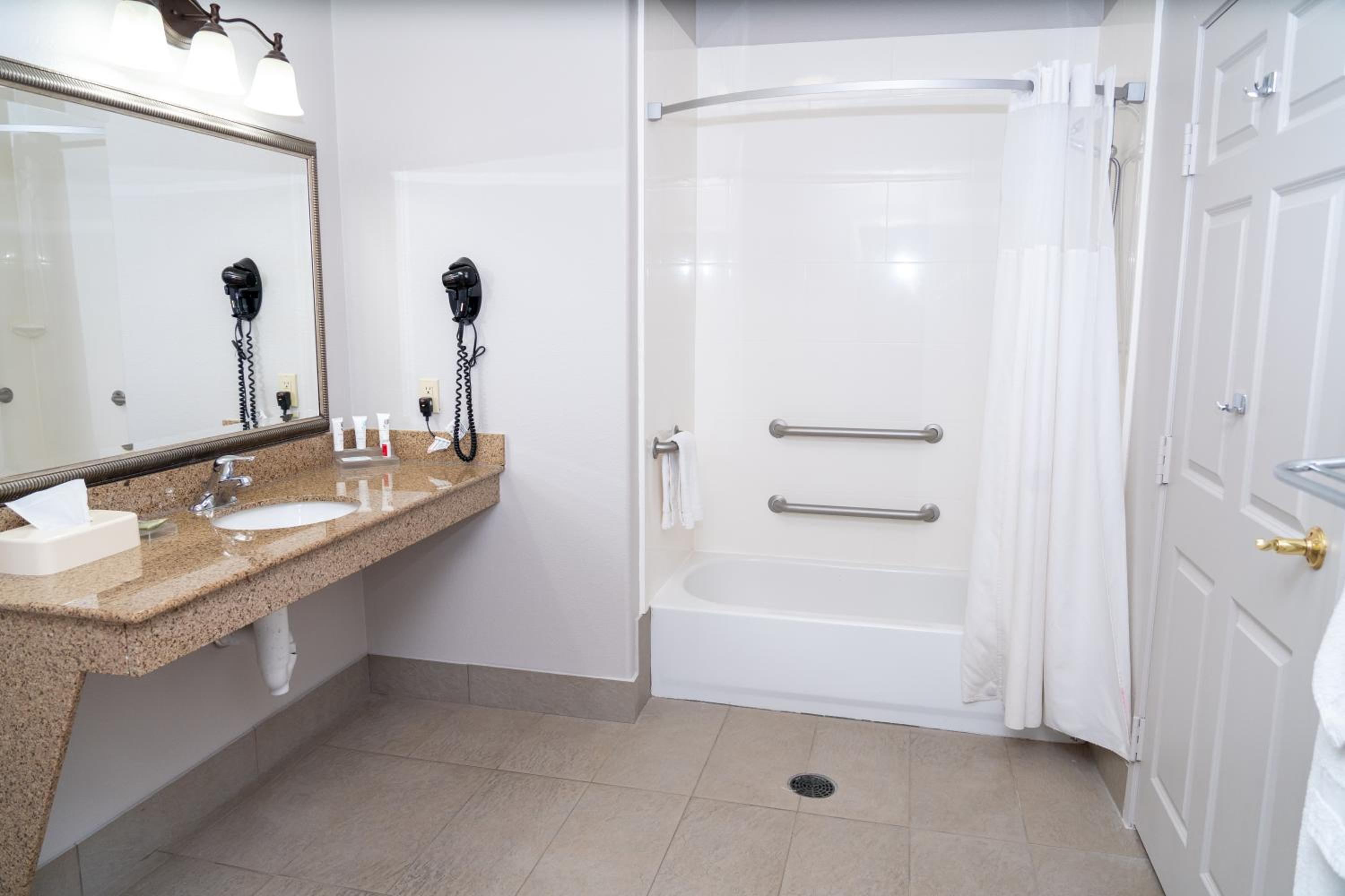 King Suite with Roll-In Shower - Disability Access/Non Smoking - Photo 5