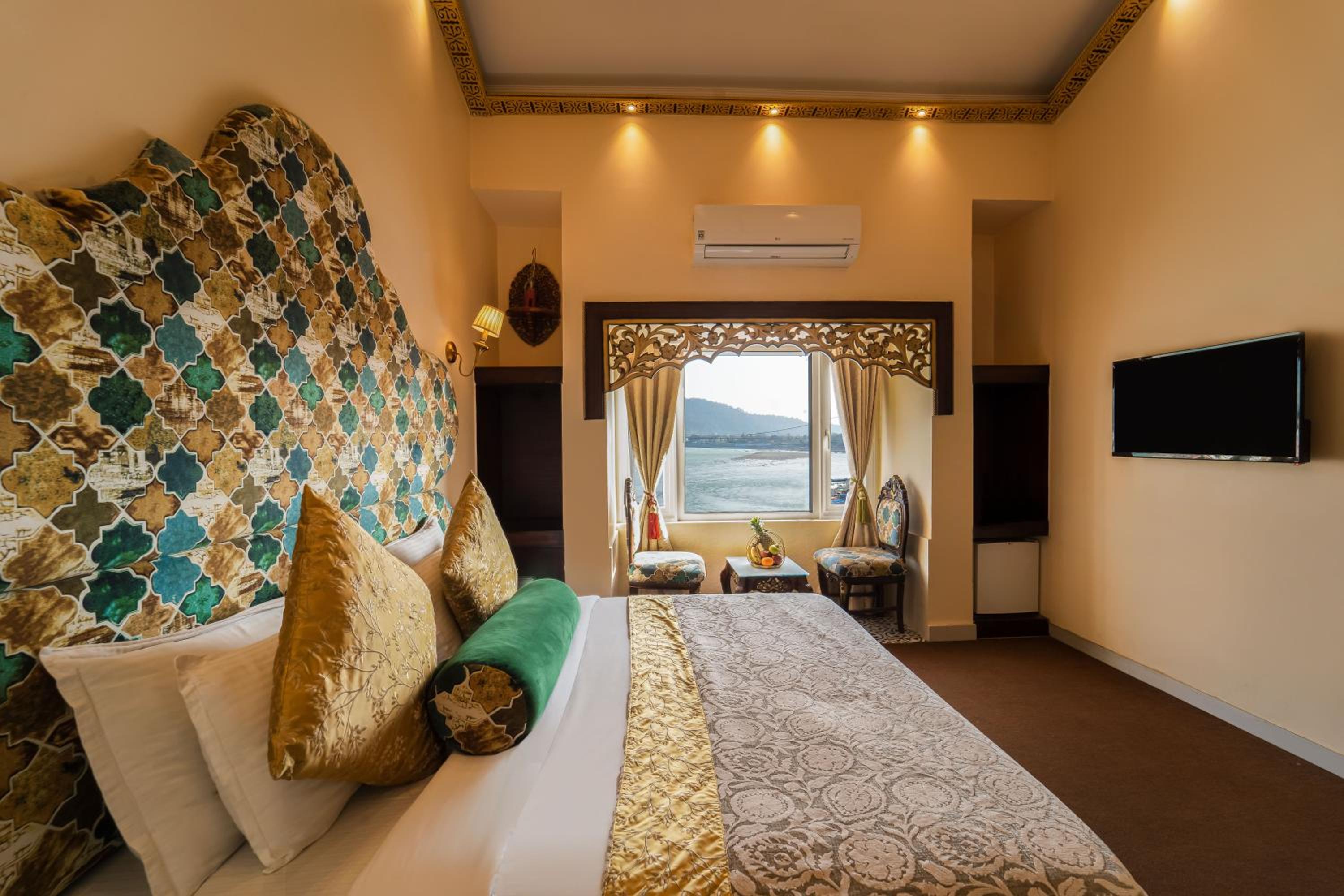 Family Suite with Ganga View and Complimentary Hi Tea and Mini-bar - Photo 6