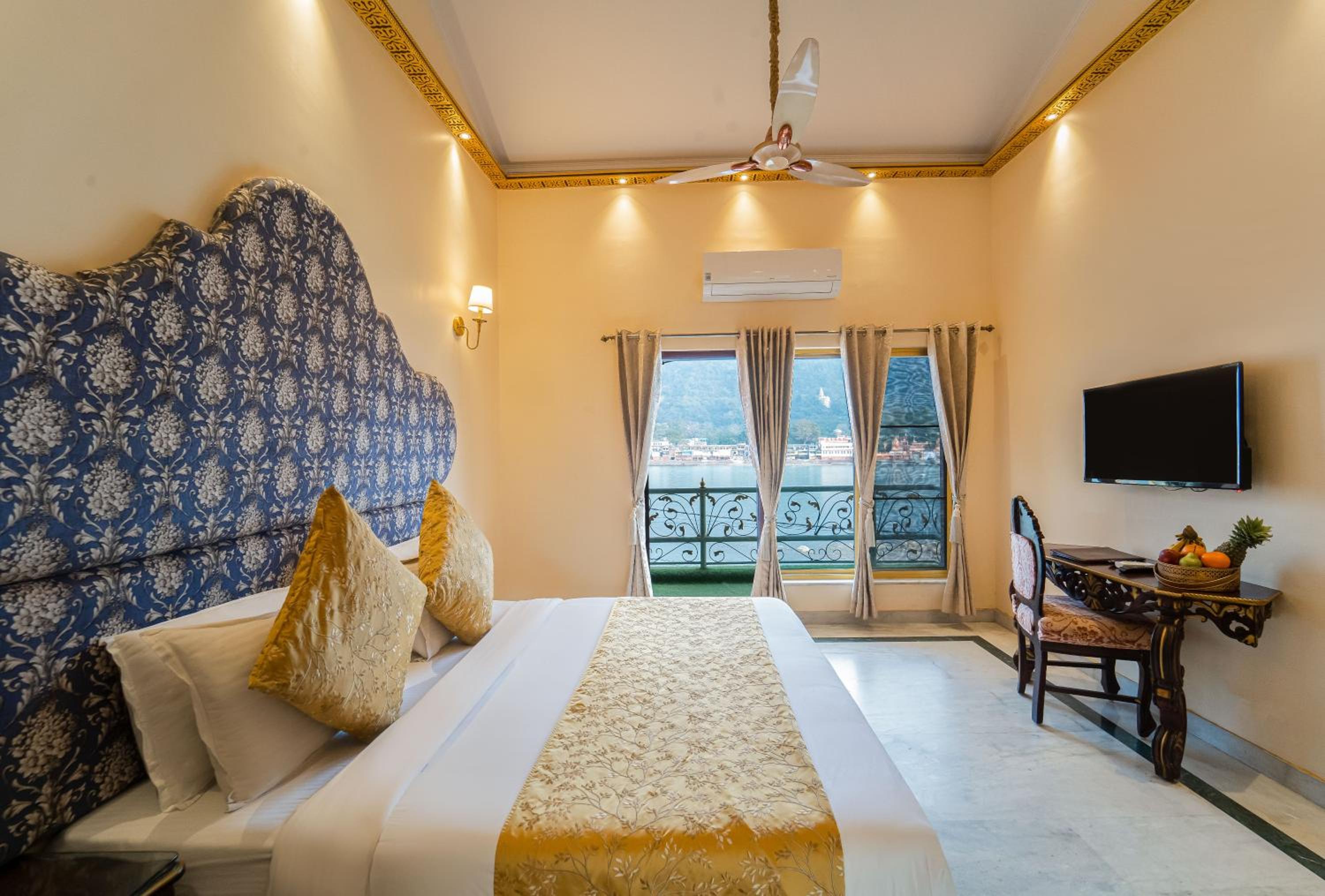 Family Suite with Ganga View and Complimentary Hi Tea and Mini-bar - Photo 3