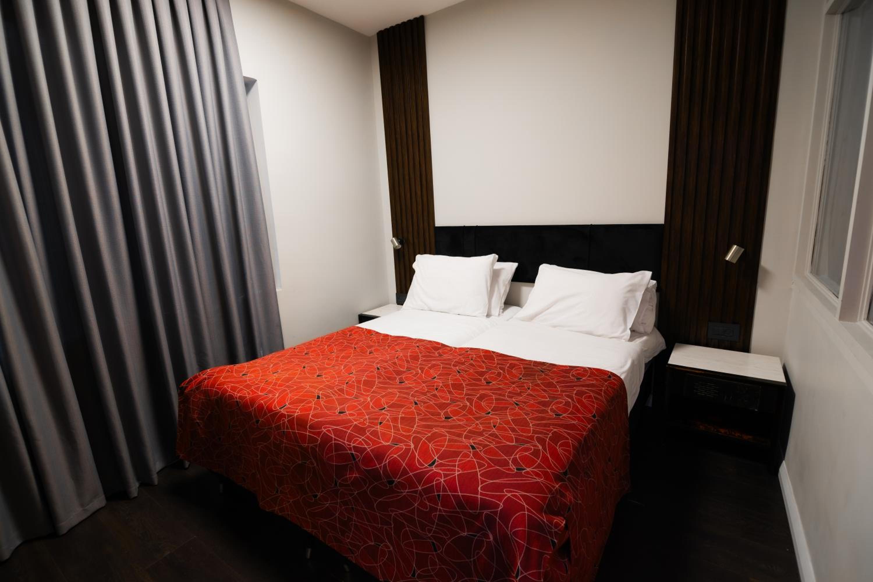 One-Bedroom Suite - Photo 2