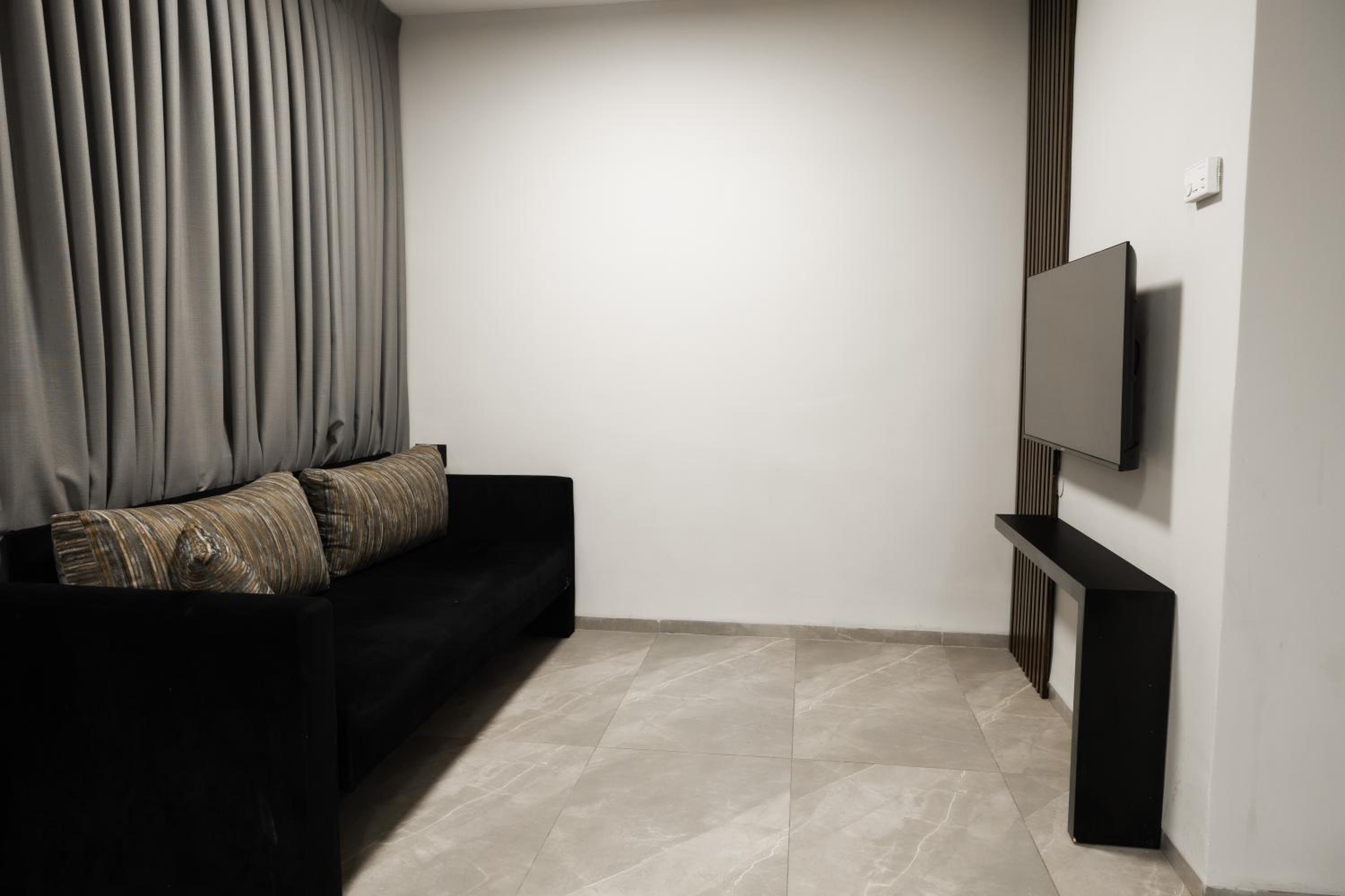One-Bedroom Suite - Photo 4