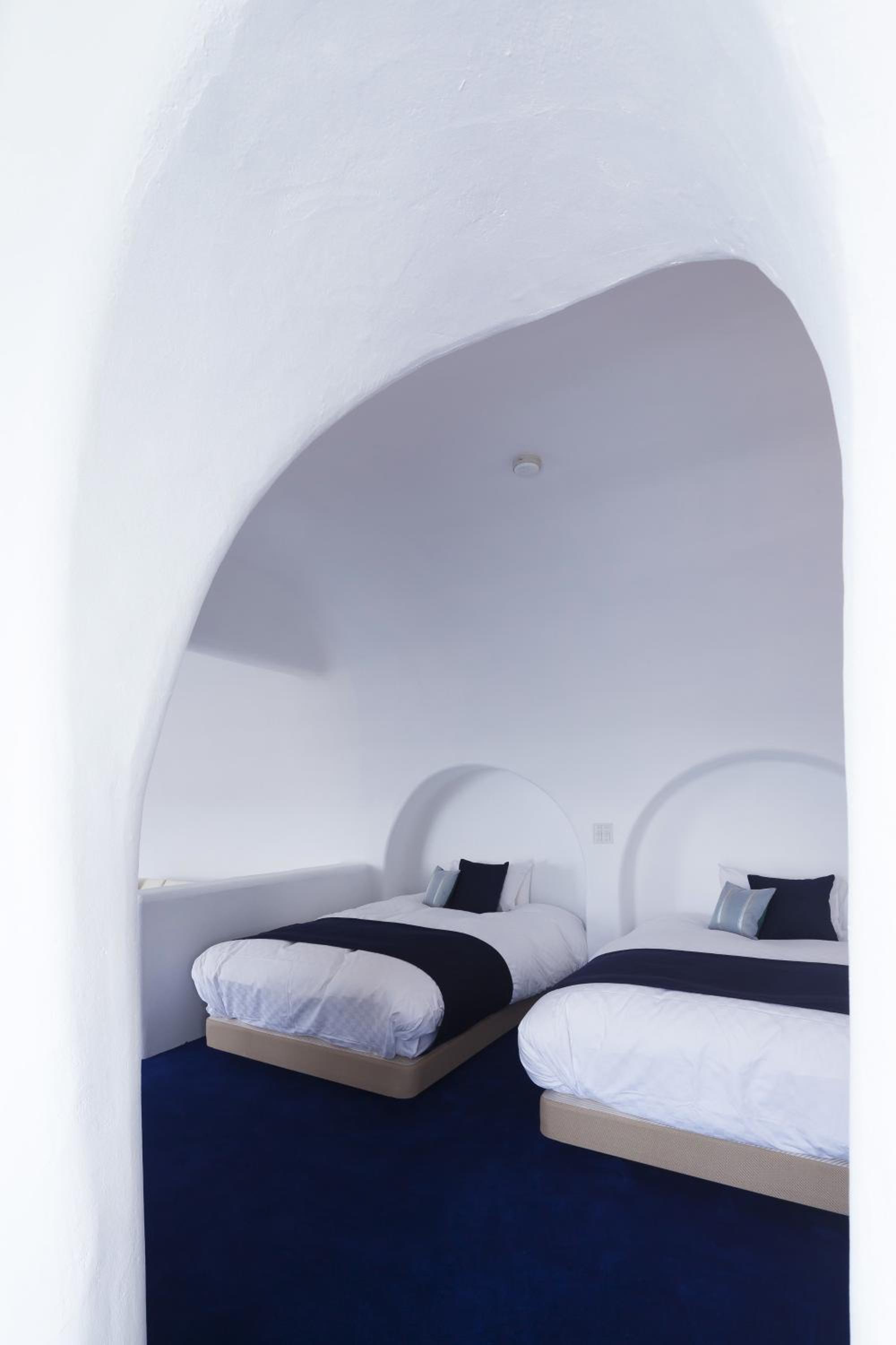 Deluxe Suite with Hot Spring Bath Santorini photo 3