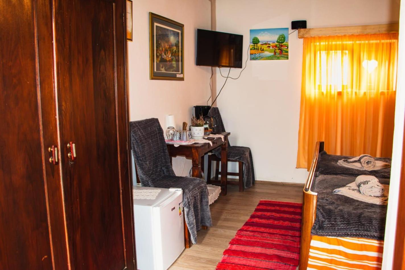 Double or Twin Room with Private Bathroom - Photo 10