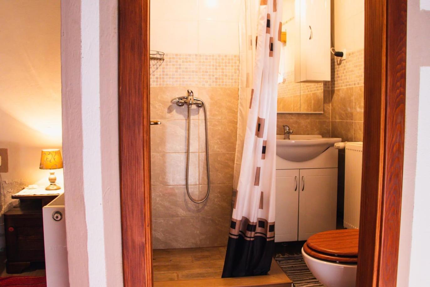 Double or Twin Room with Private Bathroom - Photo 11