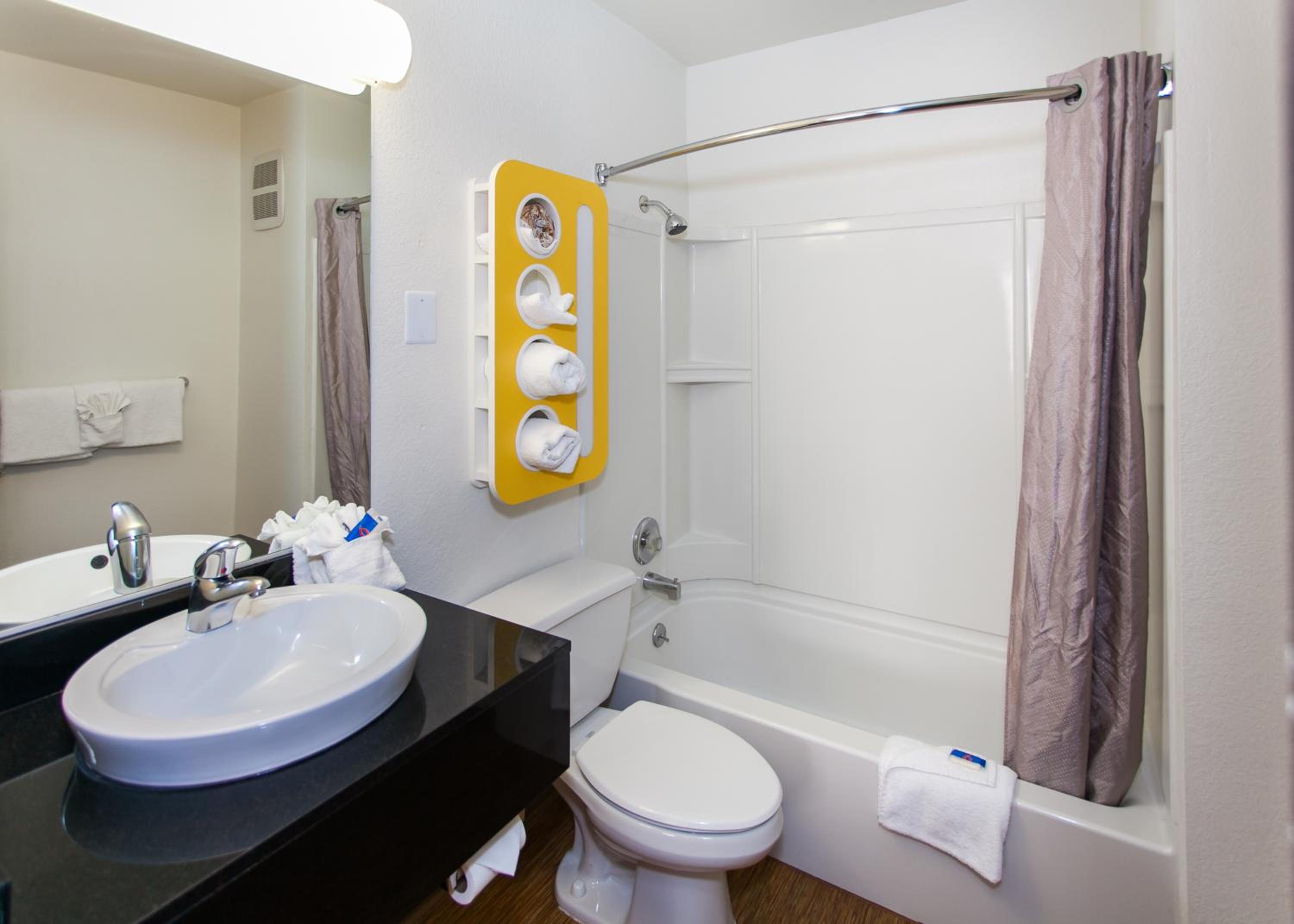 Queen Room with Two Queen Beds photo 3