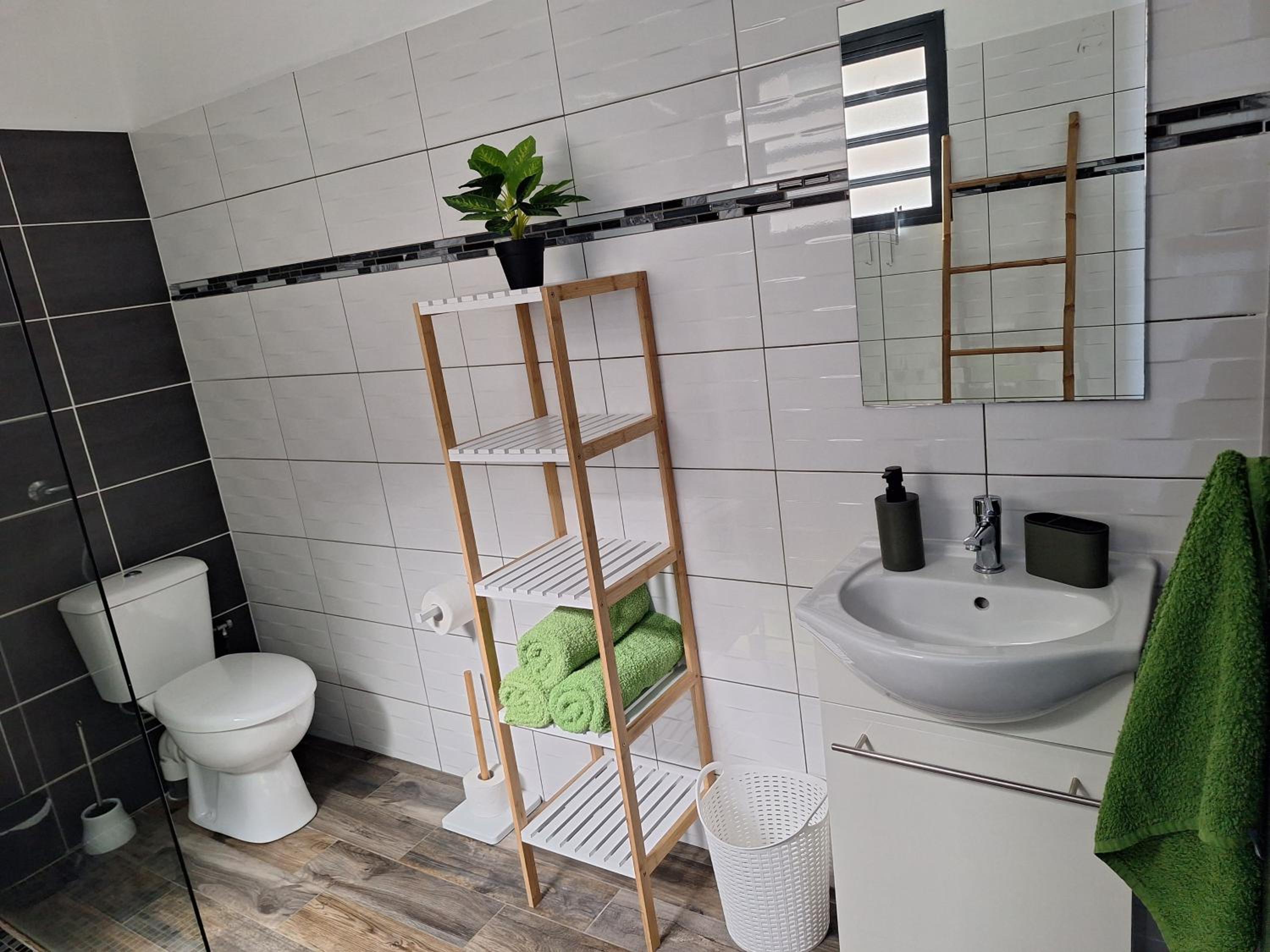 Two-Bedroom House - Photo 14