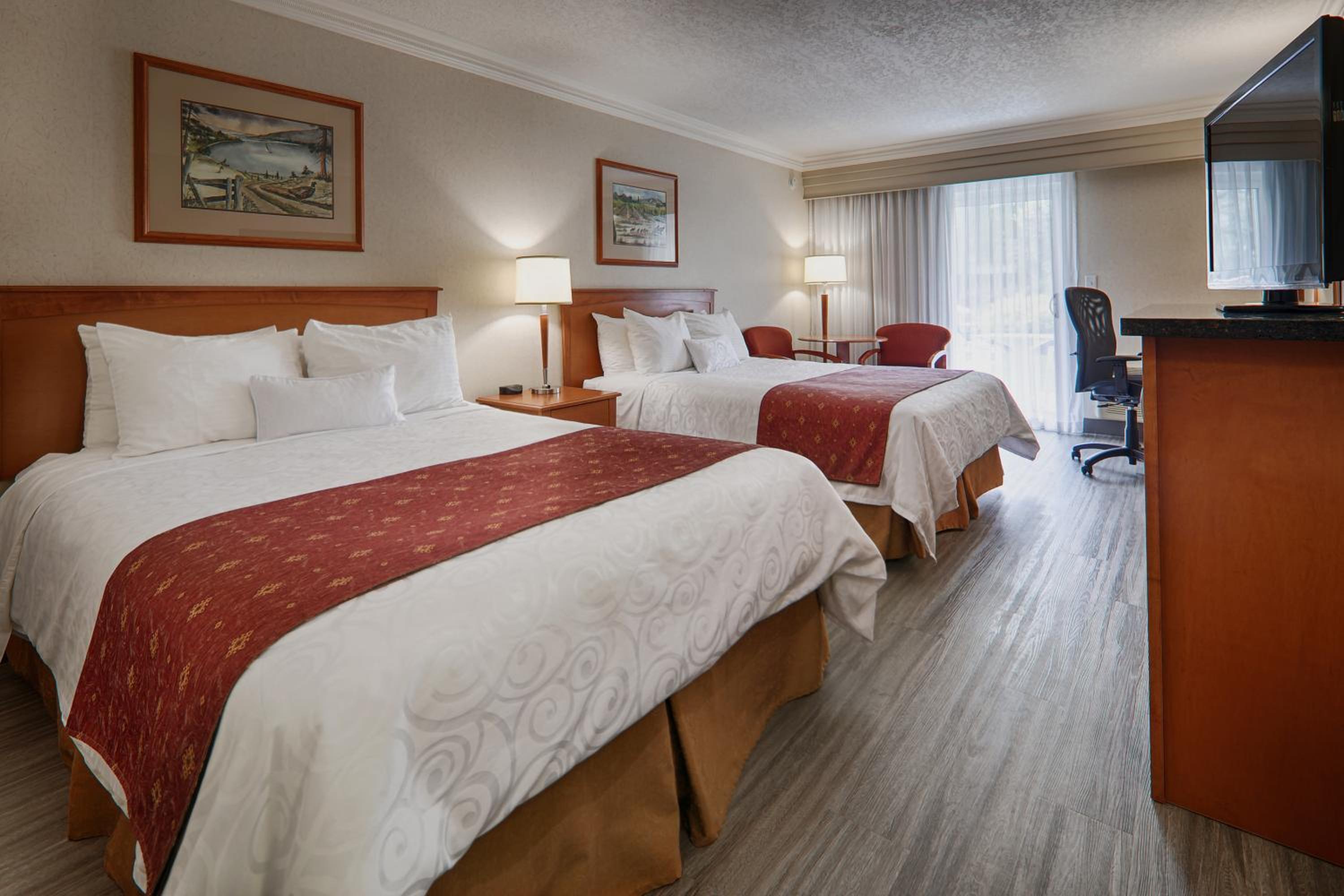 Queen Room with Two Queen Beds - Courtyard View - Photo 4