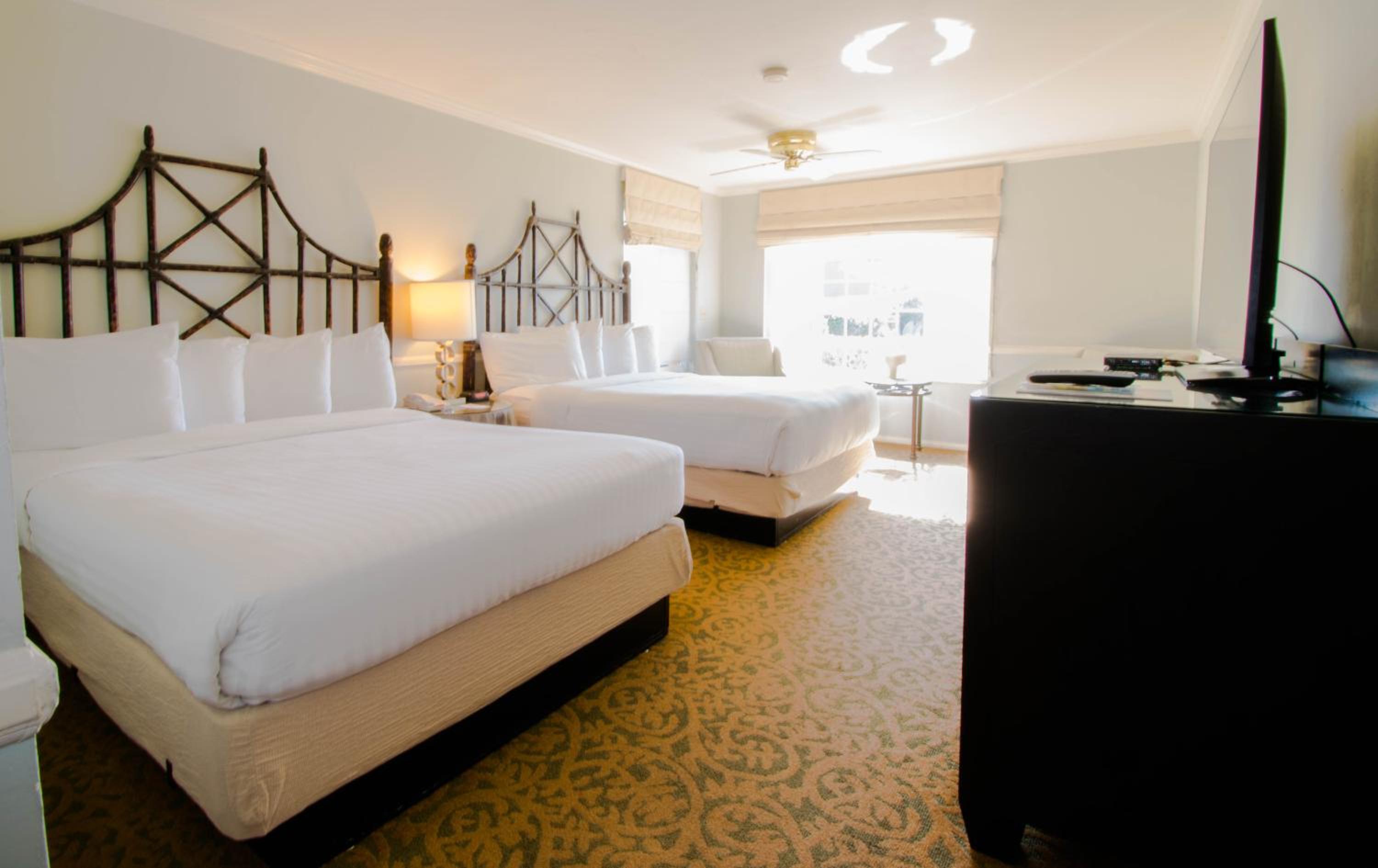 Standard Queen Room with Two Queen Beds - Photo 3