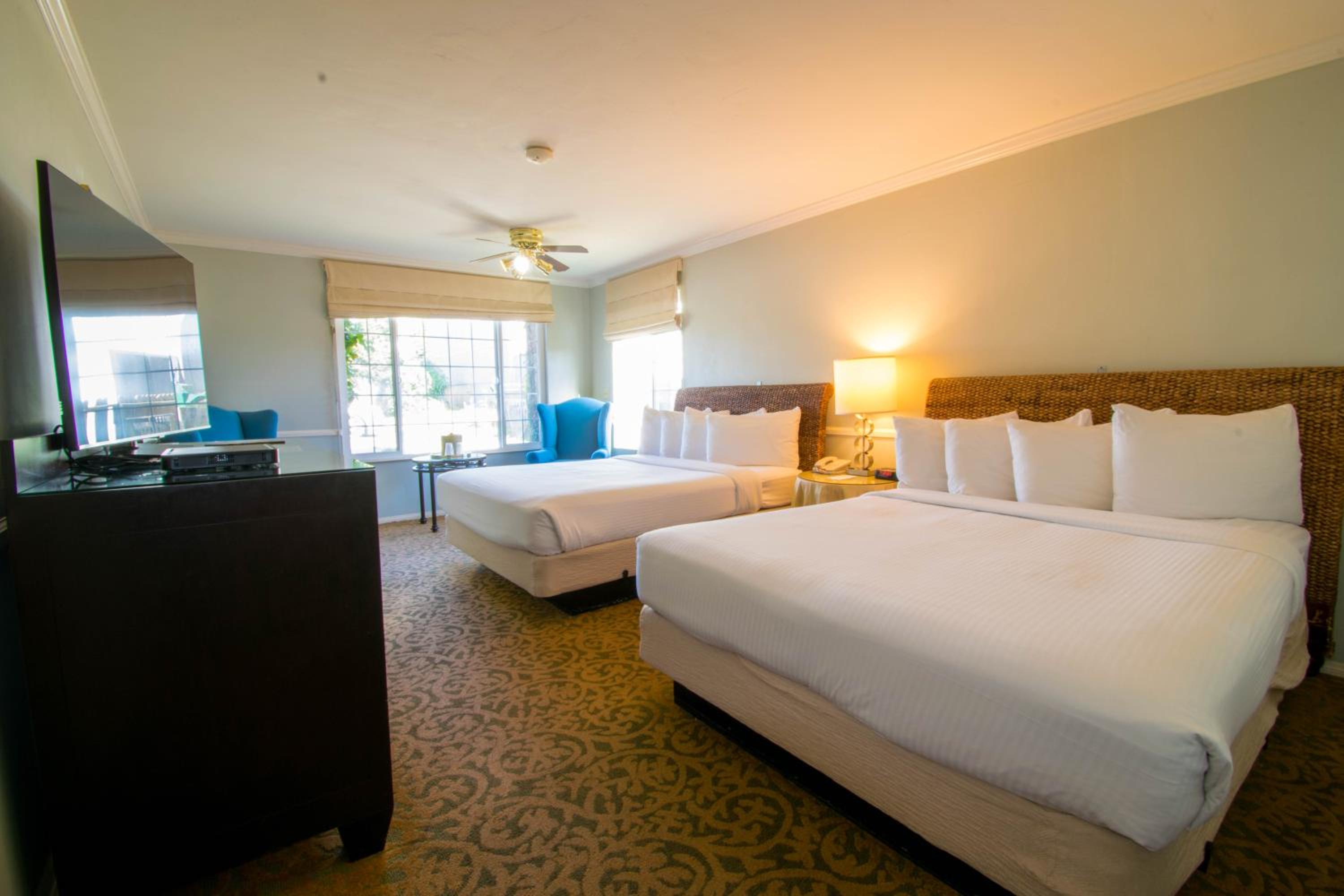 Standard Queen Room with Two Queen Beds - Photo 5