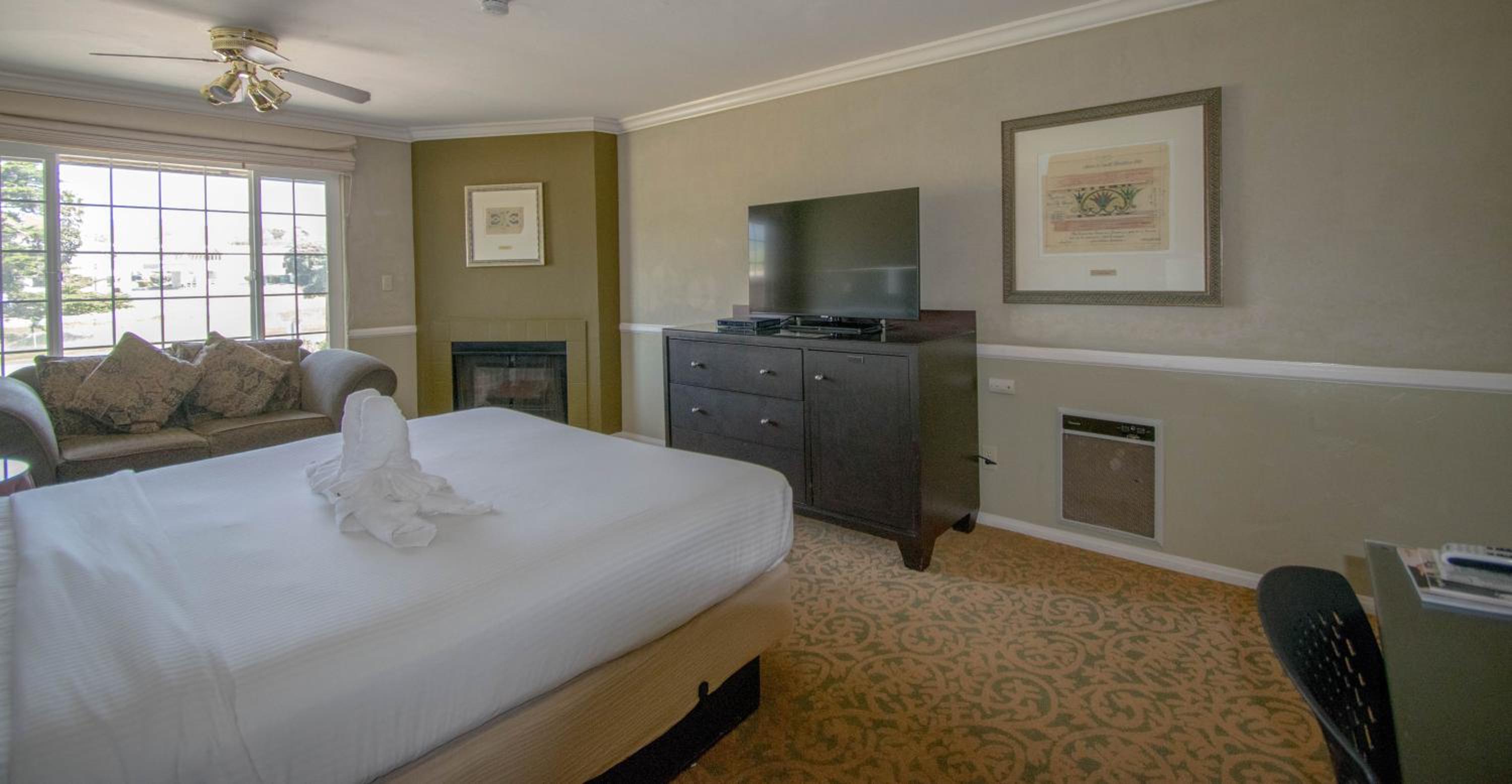 Deluxe King Room - Photo 5