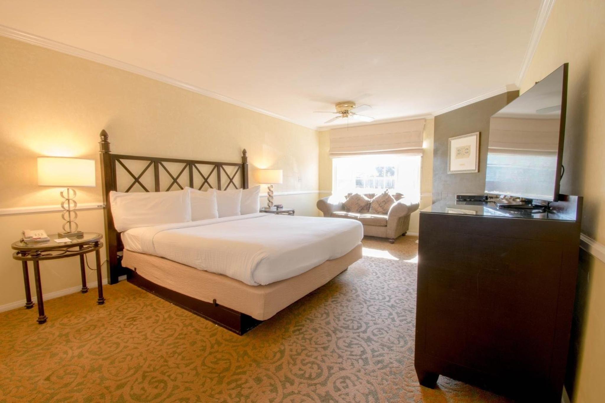 Deluxe King Room - Photo 1