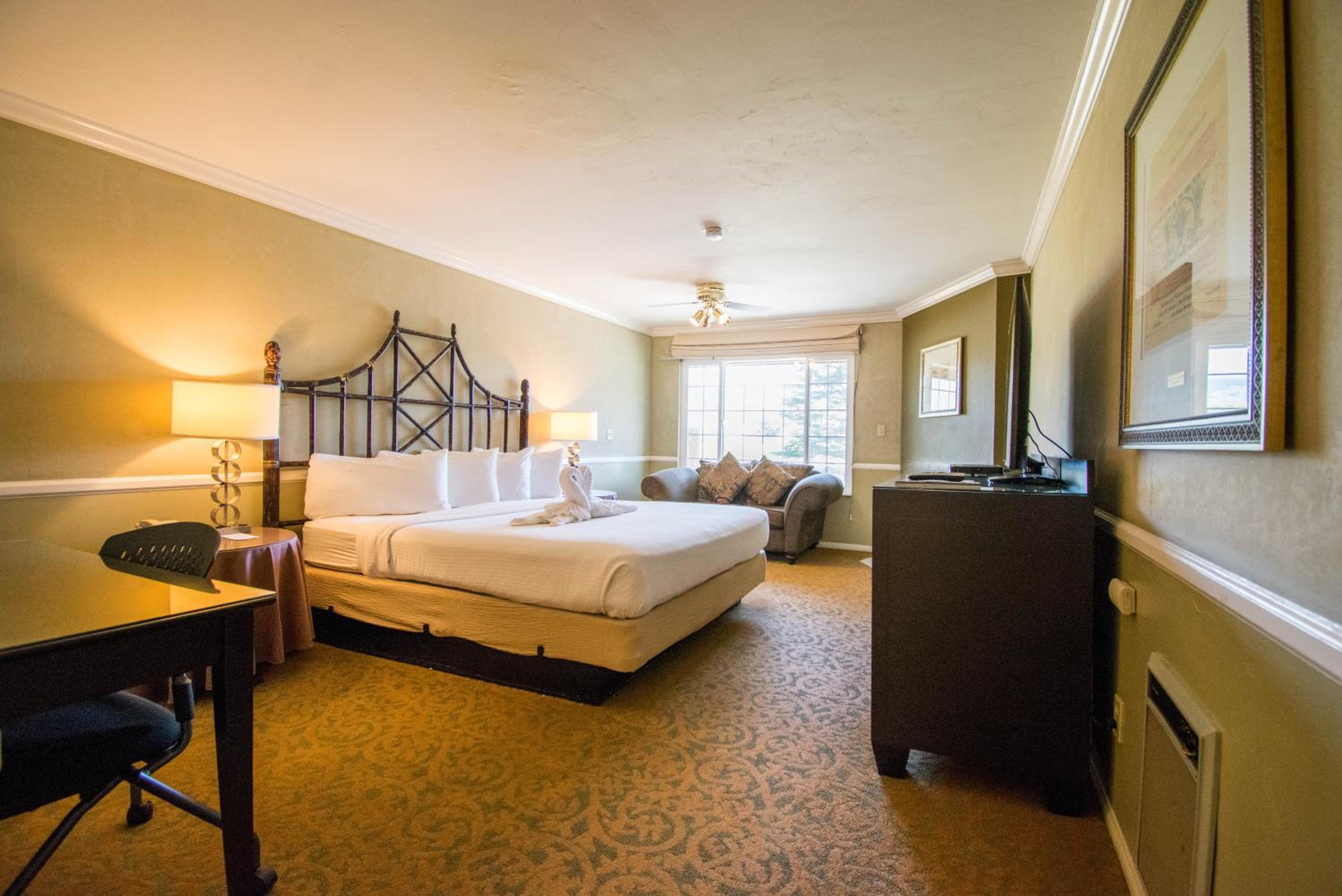Standard King Room - Photo 12