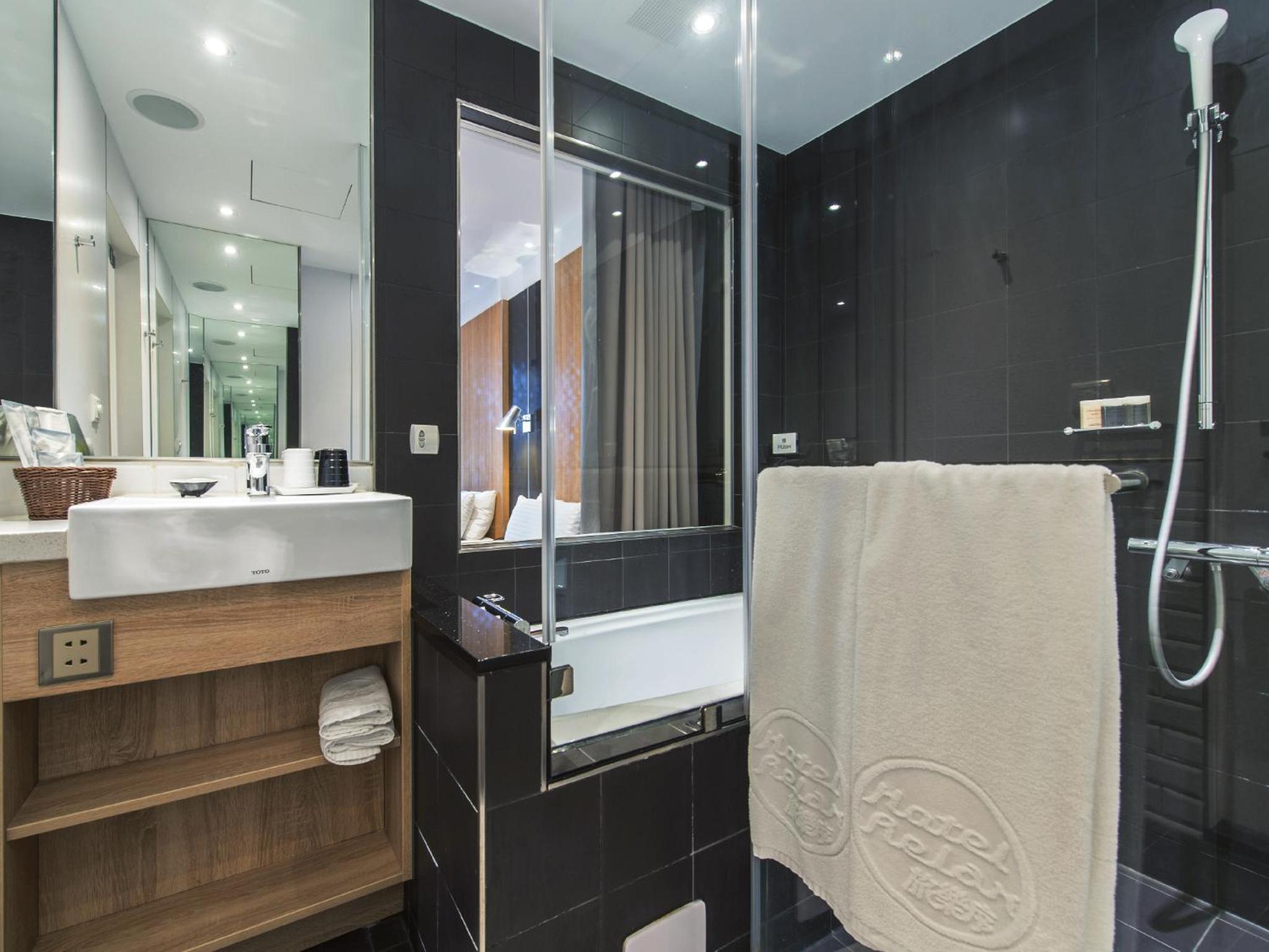Deluxe Double Room thumbnail 5