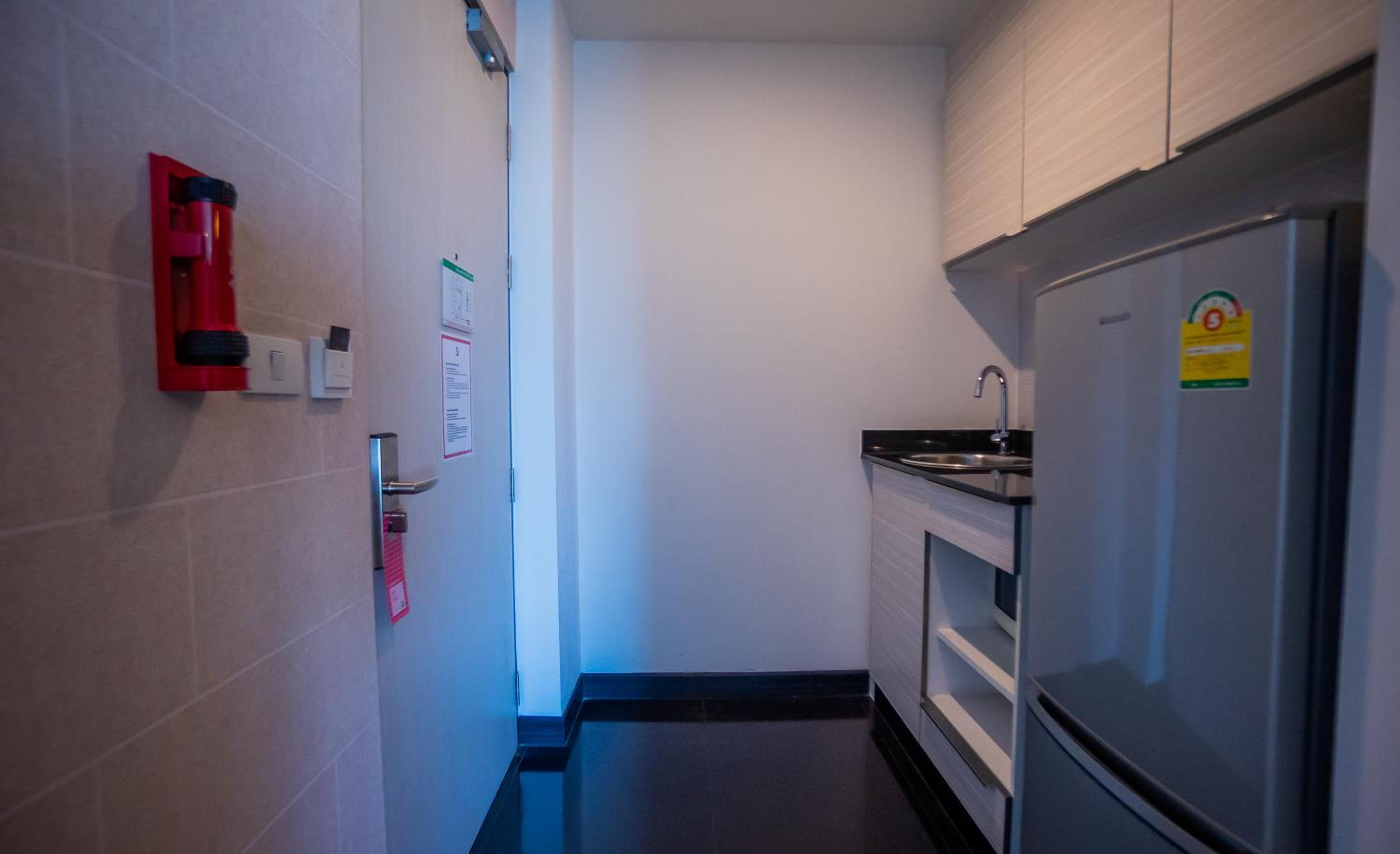 Deluxe King Room - Photo 11
