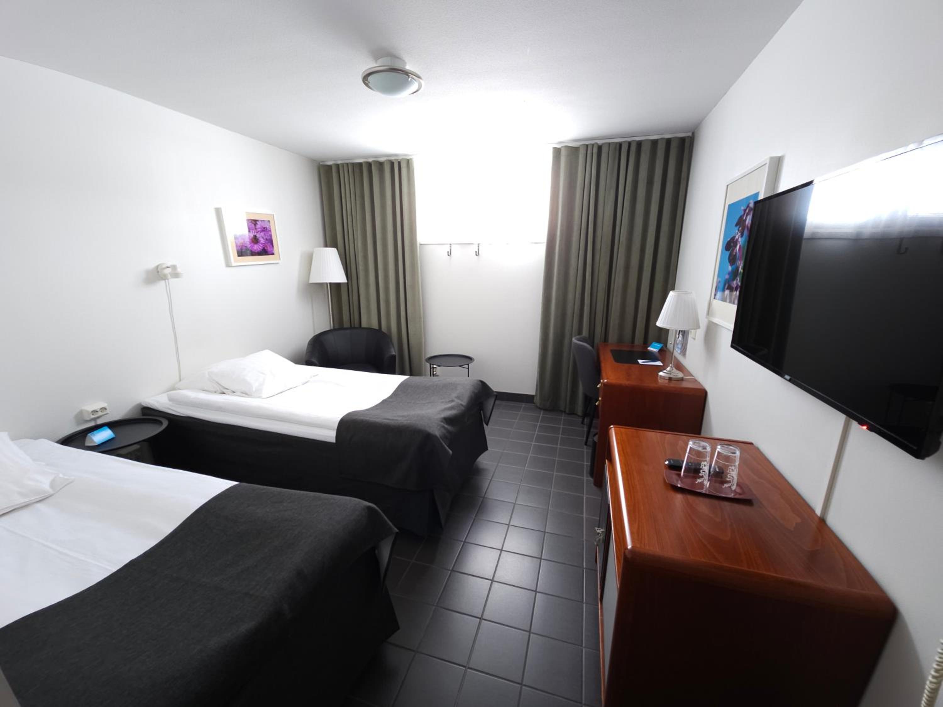 Economy Double Room with Two Single Beds - Basement - Non-Smoking - Photo 5